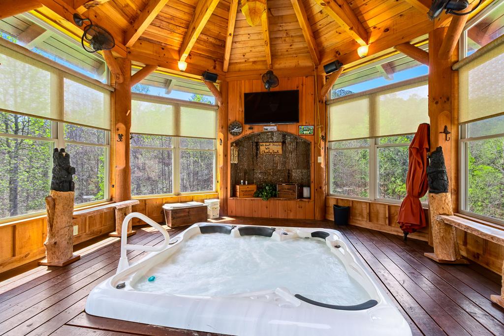 Murphy, North Carolina, 28906, United States, 4 Bedrooms Bedrooms, ,5 BathroomsBathrooms,Residential,Active,2038213