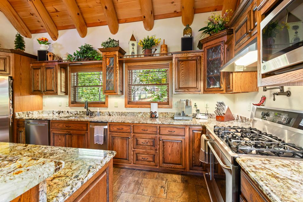 Murphy, North Carolina, 28906, United States, 4 Bedrooms Bedrooms, ,5 BathroomsBathrooms,Residential,Active,2038213