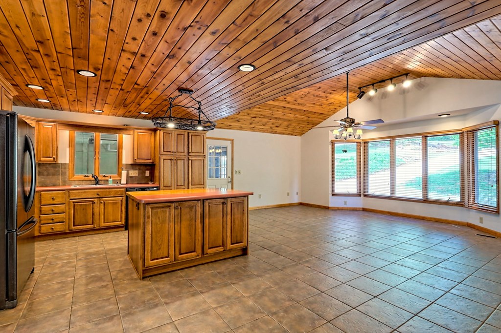 2403 Hidden Valley Road, HIAWASSEE, Georgia image 23