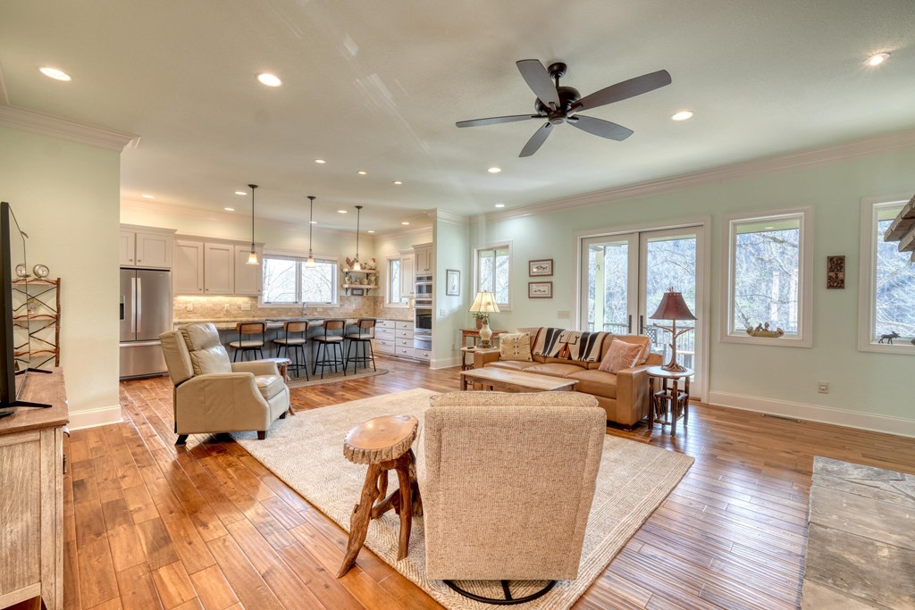 Hiawassee, Georgia, 30546, United States, 3 Bedrooms Bedrooms, ,5 BathroomsBathrooms,Residential,Active,2027787