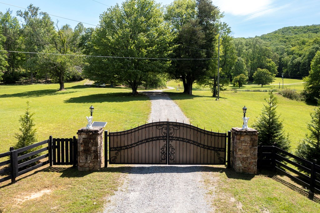 910 Sawyer Cove Rd, HAYESVILLE, North Carolina image 2