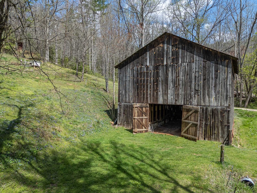 211 Gregory Hollow Road, ROBBINSVILLE, North Carolina image 2