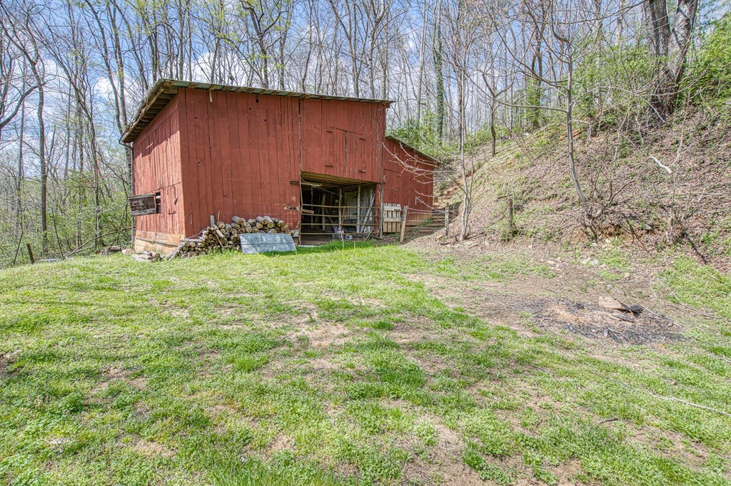 211 Gregory Hollow Road, ROBBINSVILLE, North Carolina image 4