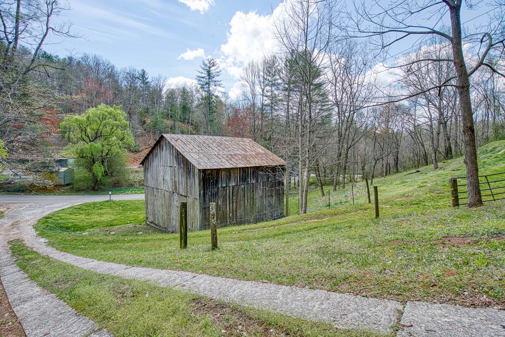 211 Gregory Hollow Road, ROBBINSVILLE, North Carolina image 3