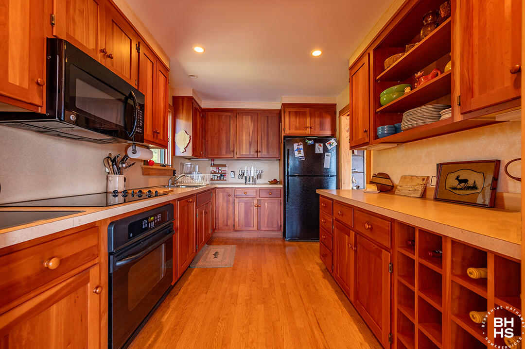 Saranac Lake, New York 12983, United States, 5 Bedrooms Bedrooms, ,3 BathroomsBathrooms,Residential,Active,160002