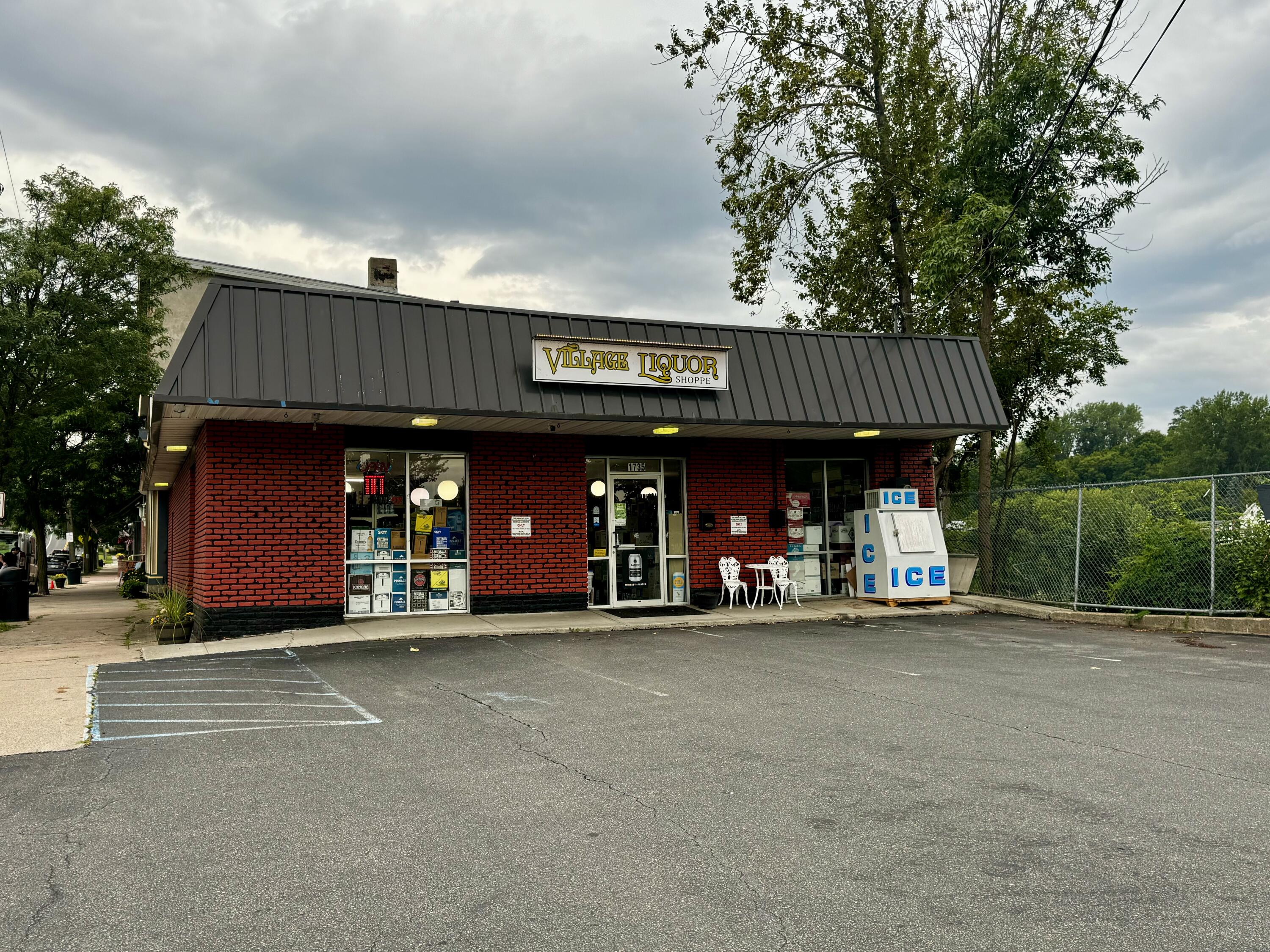 1735 Main Street