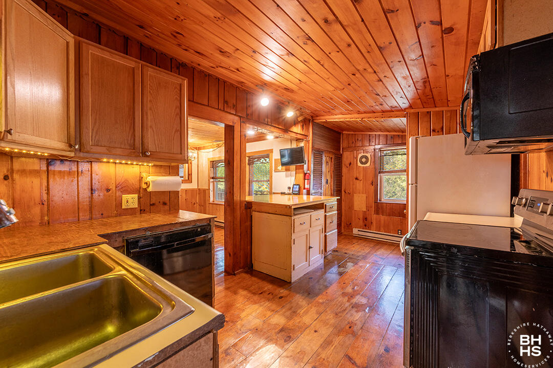 Lake Placid, New York 12946, United States, 2 Bedrooms Bedrooms, ,1 BathroomBathrooms,Residential,Active,235429