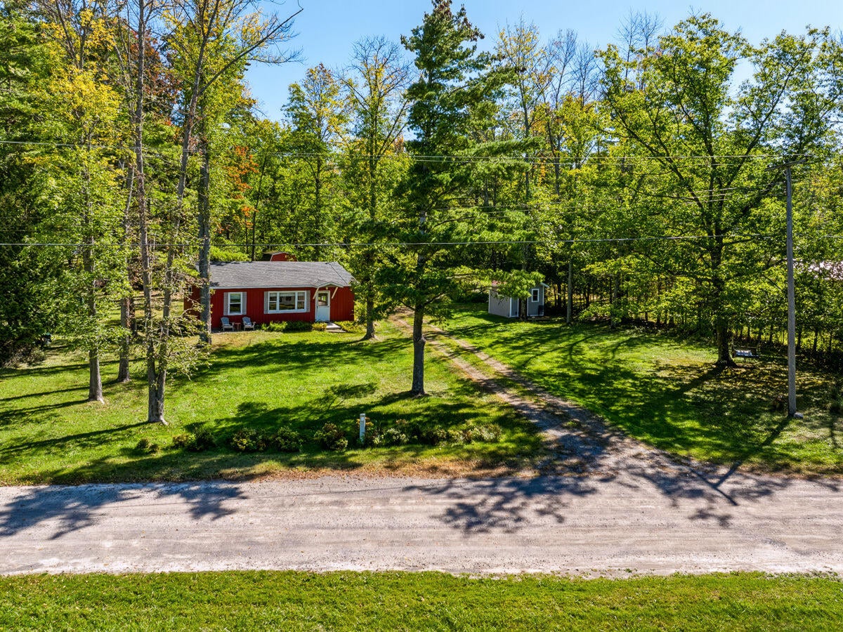576 Corlear Drive