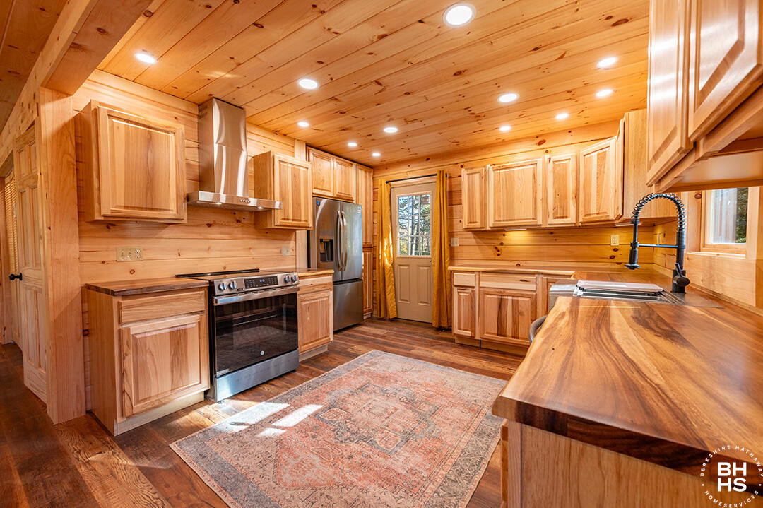 Lake Placid, New York 12946, United States, 5 Bedrooms Bedrooms, ,4 BathroomsBathrooms,Residential,Active,5111