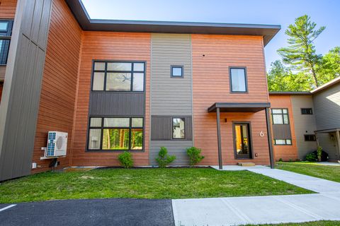 Townhouse For Sale - 28 Bowman Lane #UNIT 6<br/> Wilmington, NY 12997