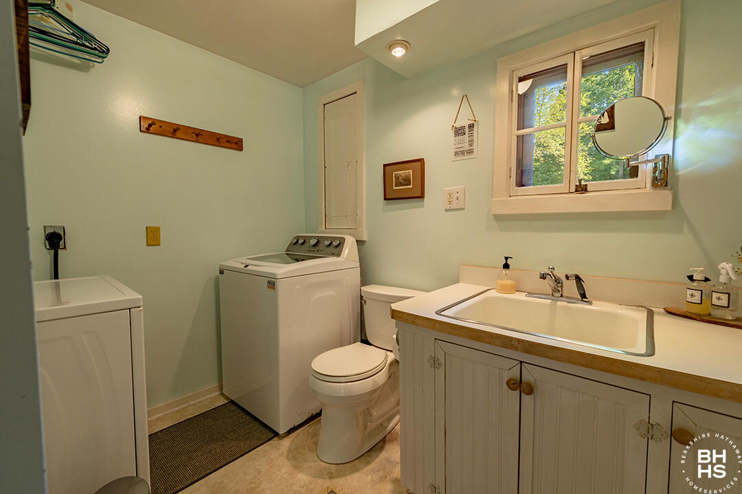 Wilmington, New York 12997, United States, 3 Bedrooms Bedrooms, ,2 BathroomsBathrooms,Residential,Active,212057