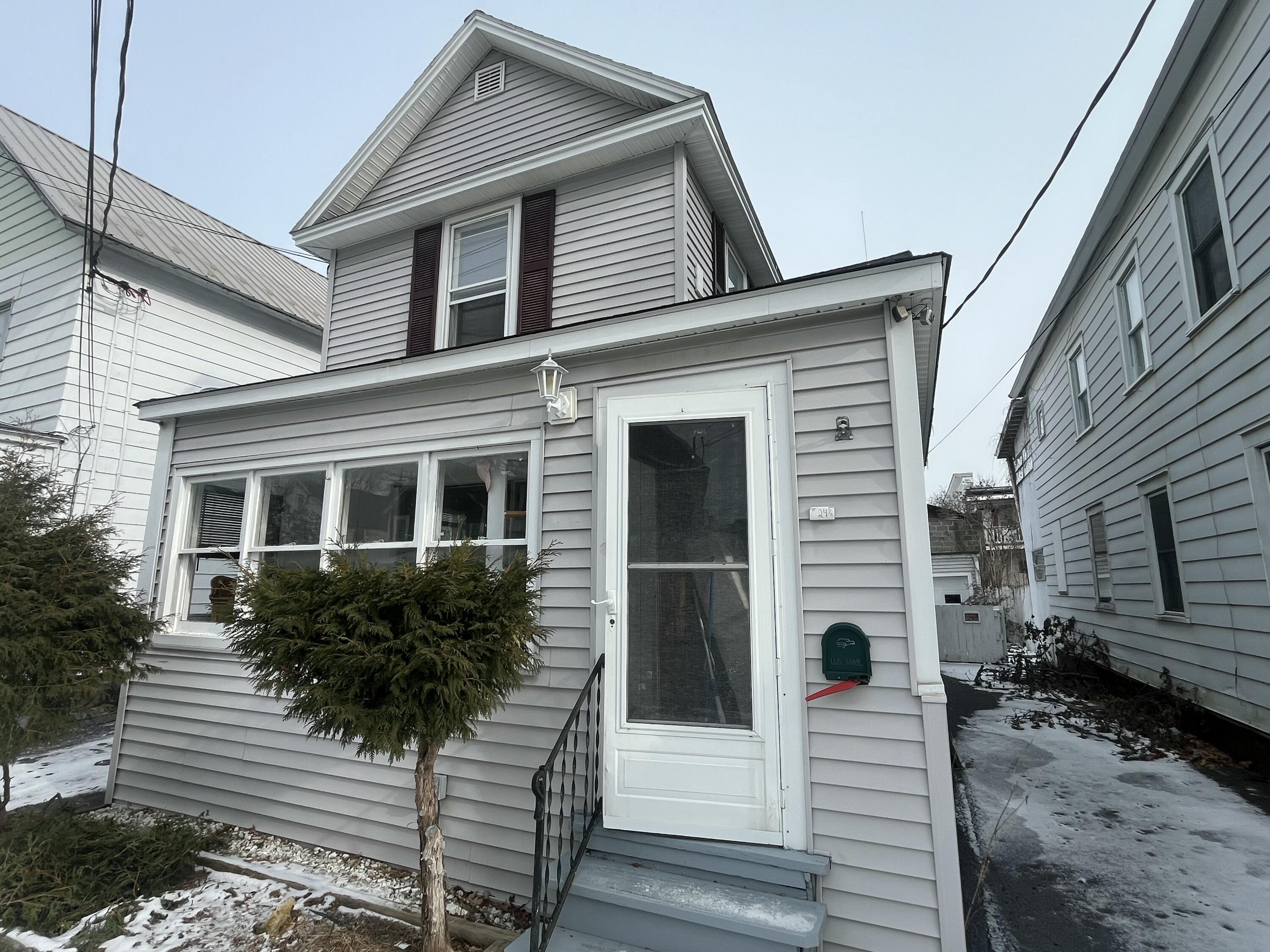 24 1/2 Champlain Street