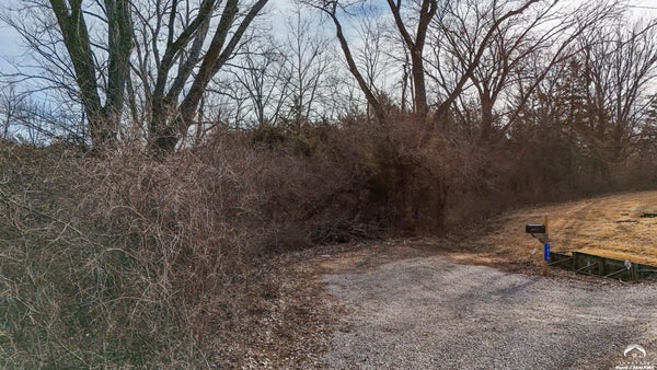 7489 SKYLINE DR, MERIDEN, KS 66512 - Image dbce6930aed56a94d1be35a3a1dabdf4/239470167