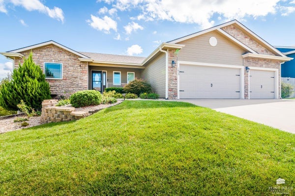 1033 LOBDELL DR, MANHATTAN, KS 66503 - Image 42be491ca0dce4e42bfbb96a451a6b3d/874823917
