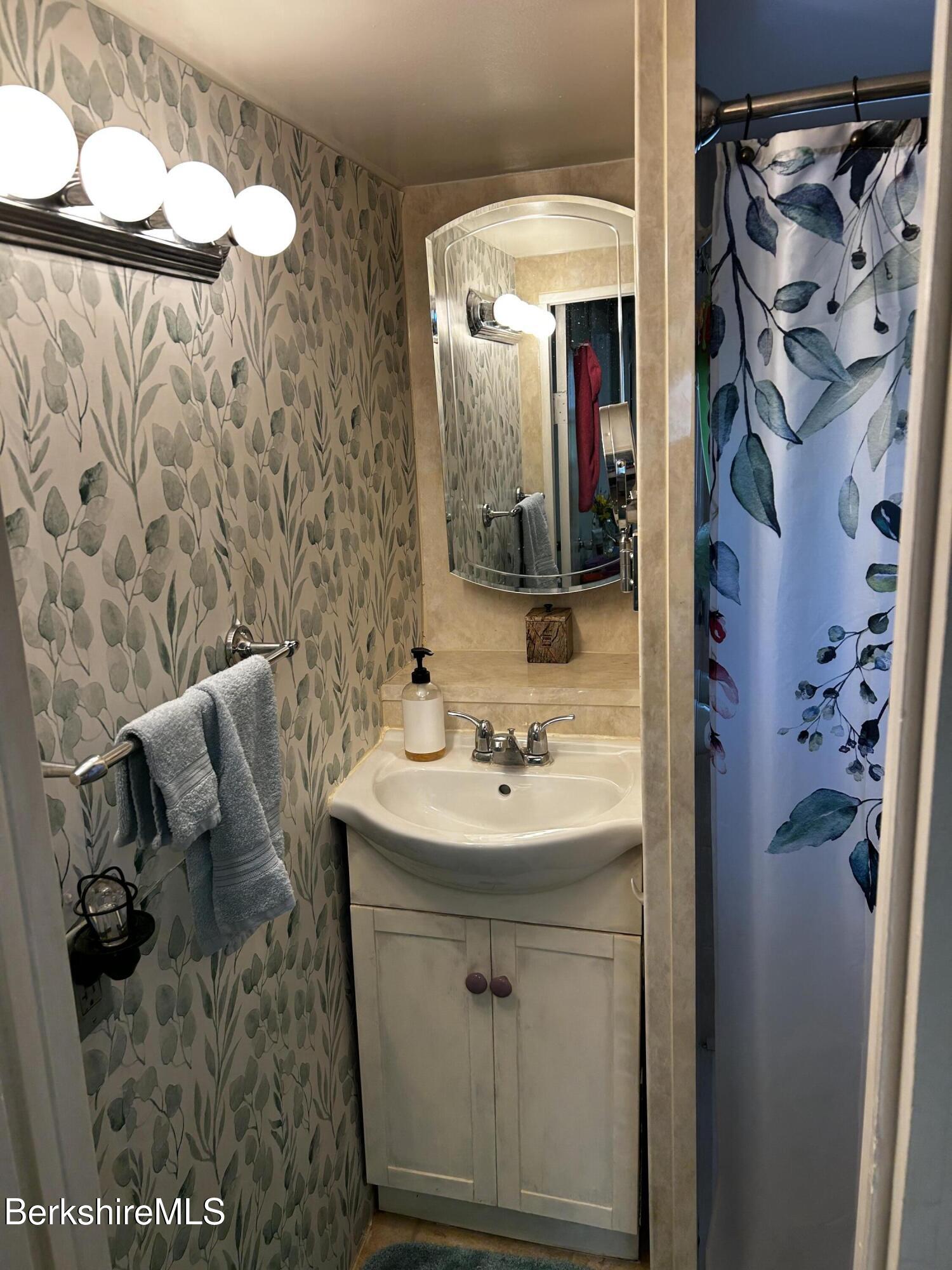 172 Columbia St, Adams, Massachusetts image 21