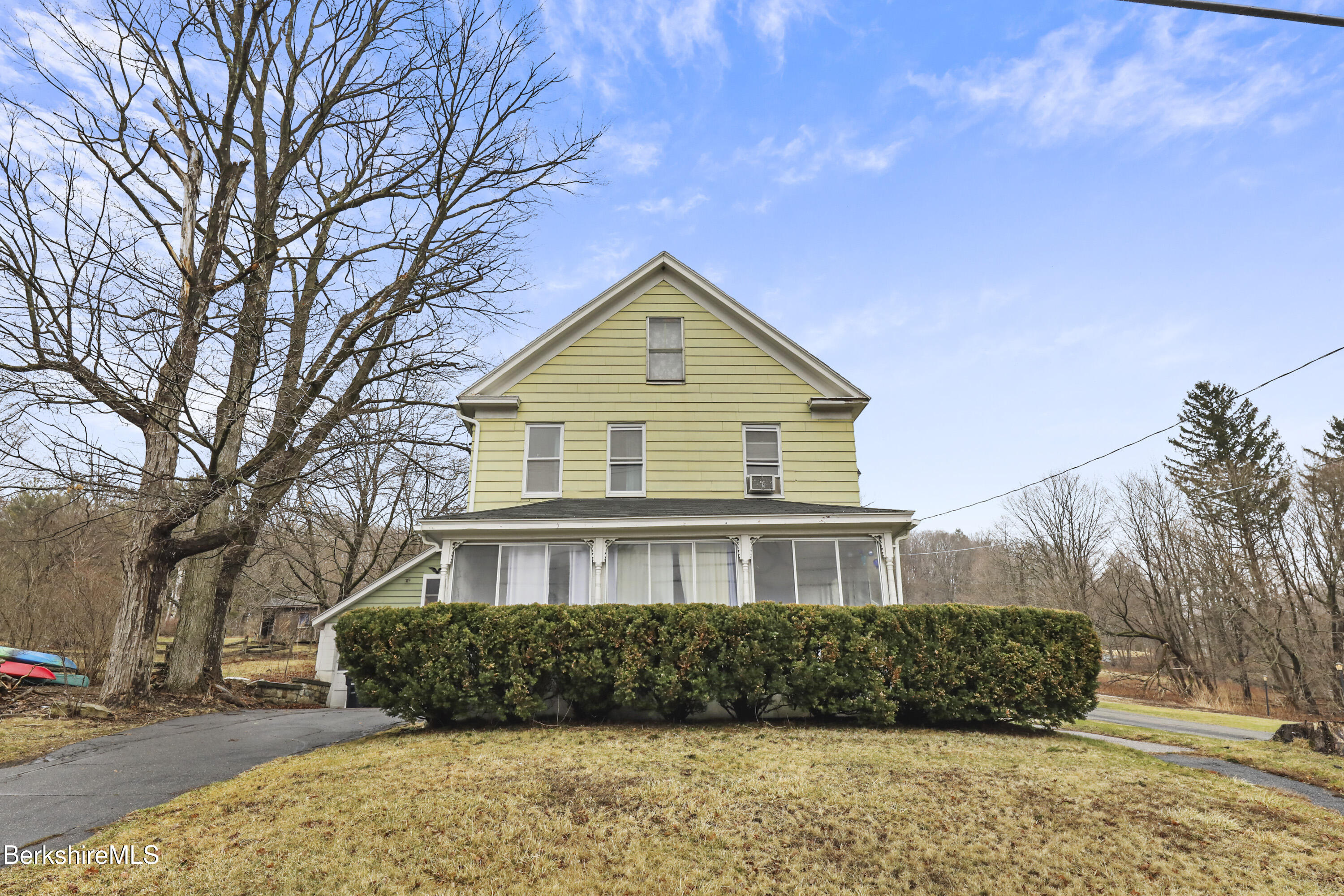 Lee, Massachusetts 01238, United States, 4 Bedrooms Bedrooms, ,2 BathroomsBathrooms,Residential,Pending,102086