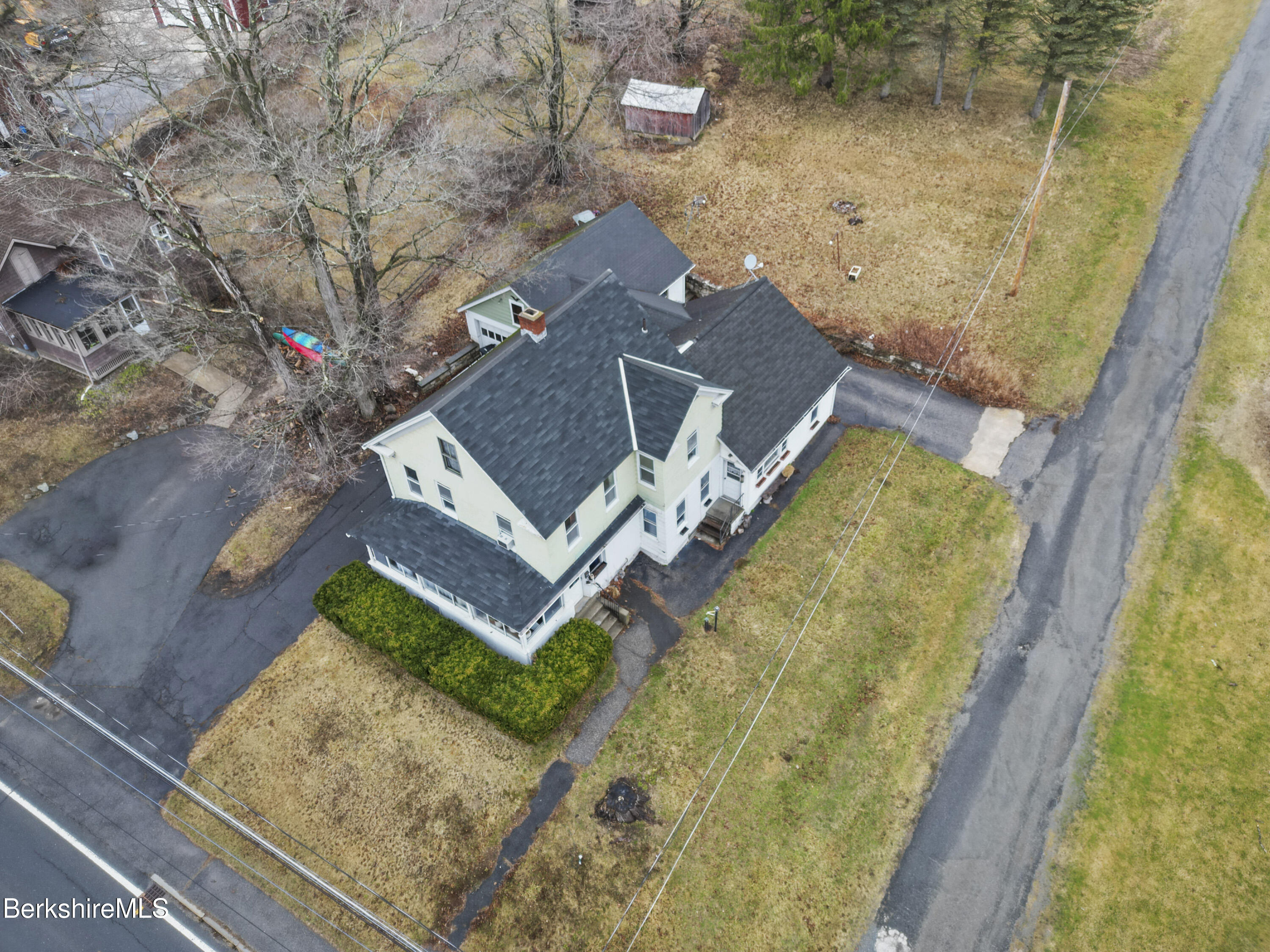Lee, Massachusetts 01238, United States, 4 Bedrooms Bedrooms, ,2 BathroomsBathrooms,Residential,Pending,102086