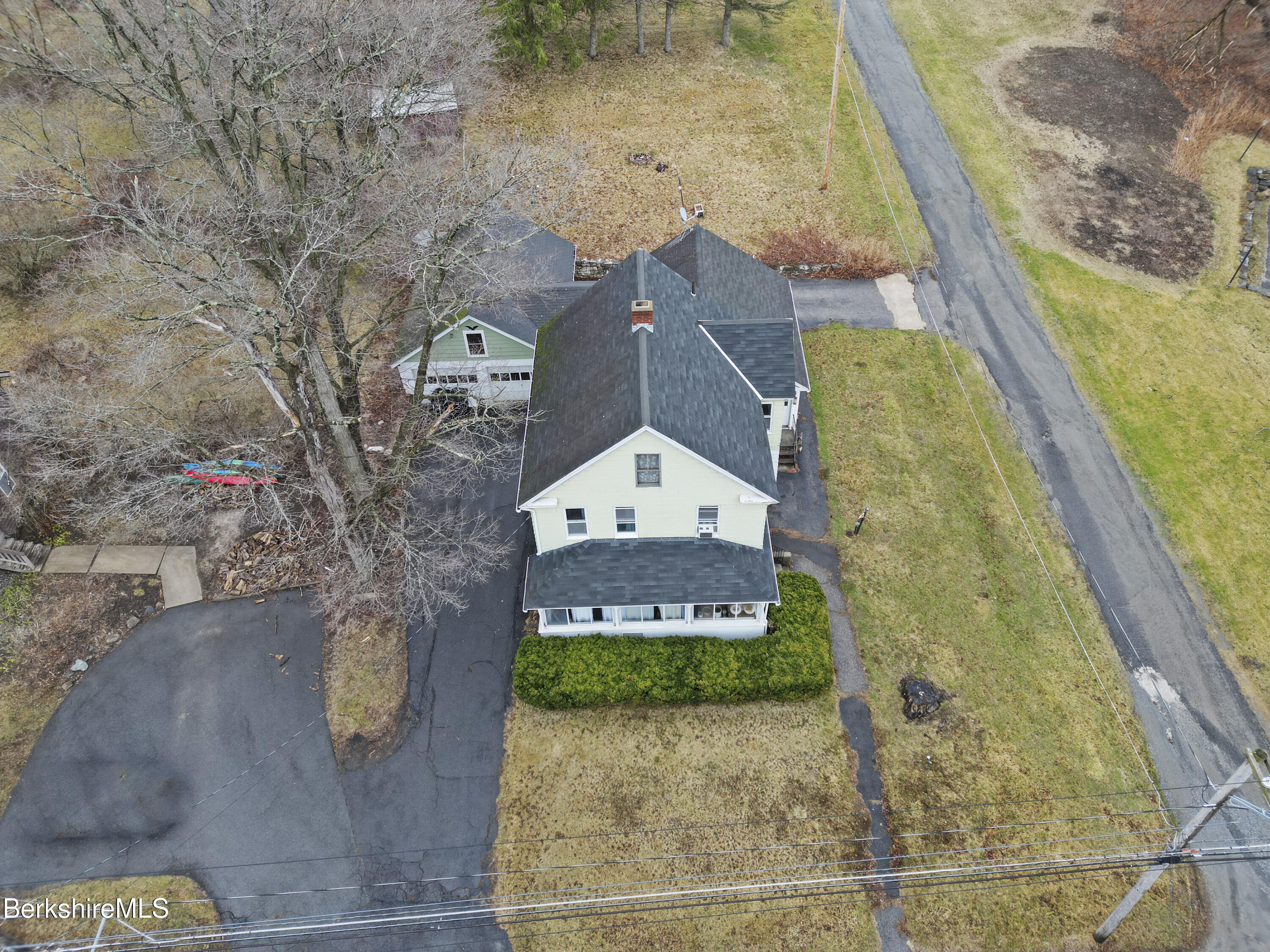 Lee, Massachusetts 01238, United States, 4 Bedrooms Bedrooms, ,2 BathroomsBathrooms,Residential,Pending,102086