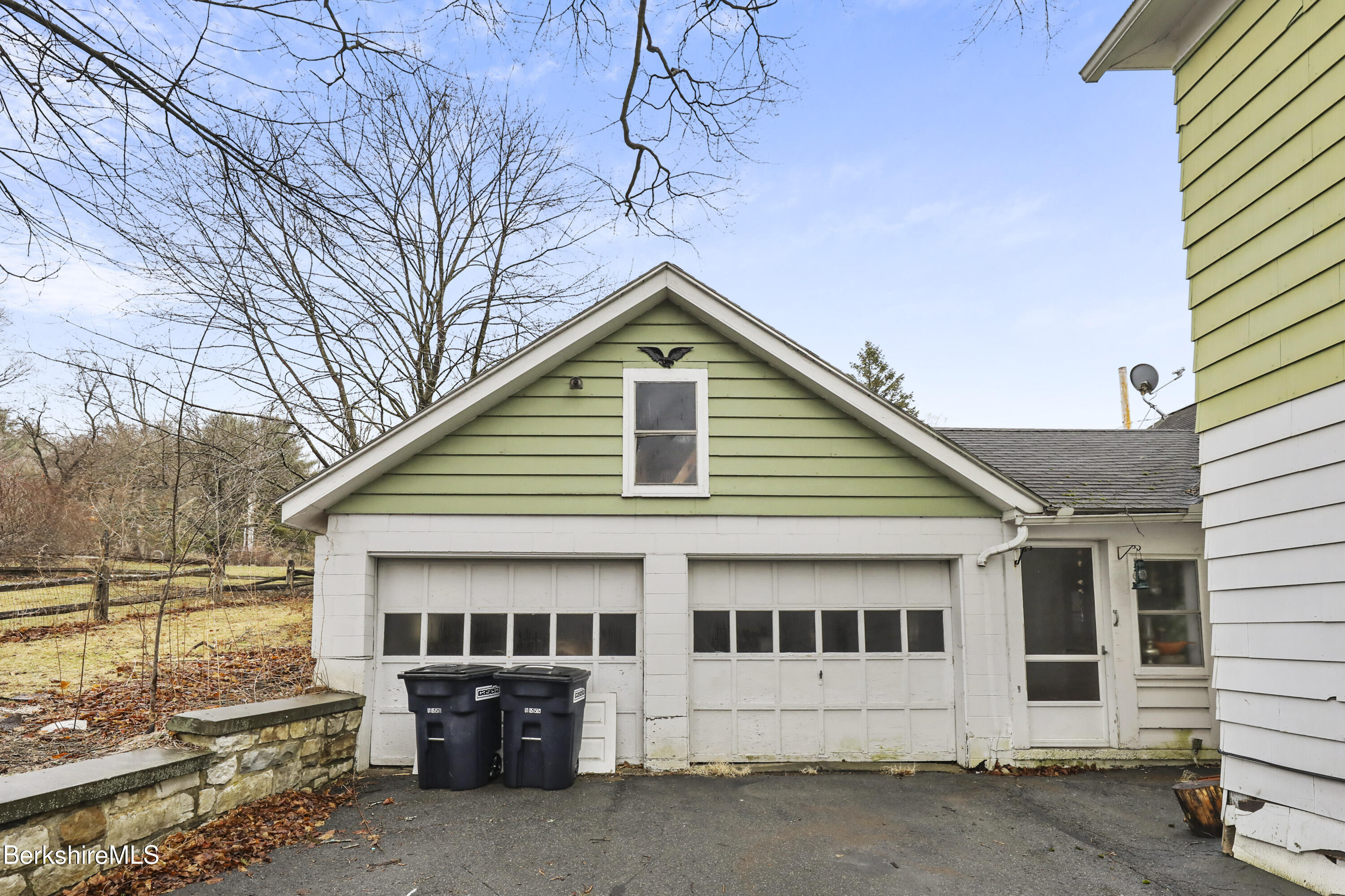 Lee, Massachusetts 01238, United States, 4 Bedrooms Bedrooms, ,2 BathroomsBathrooms,Residential,Pending,102086