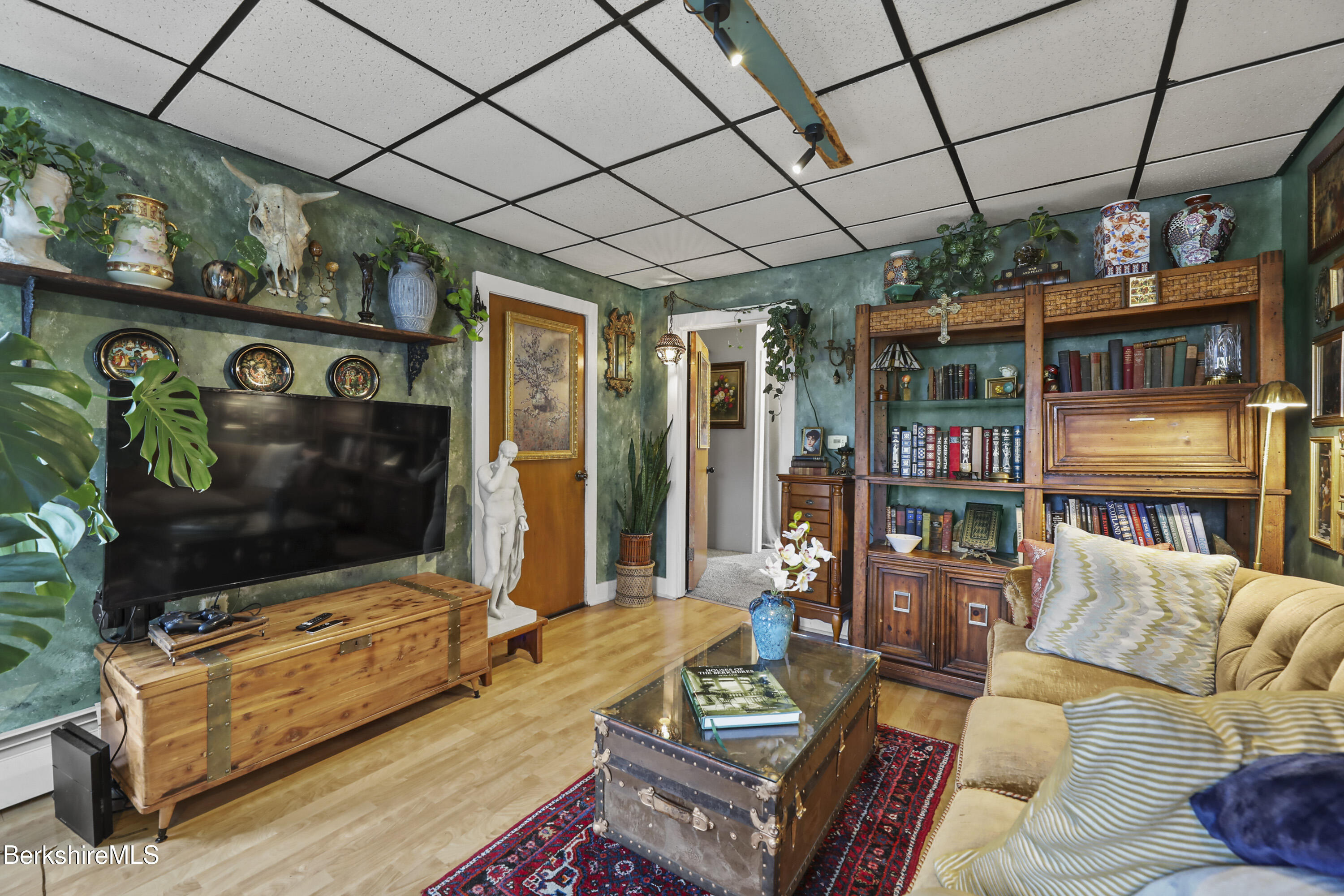 Lee, Massachusetts 01238, United States, 4 Bedrooms Bedrooms, ,2 BathroomsBathrooms,Residential,Pending,102086