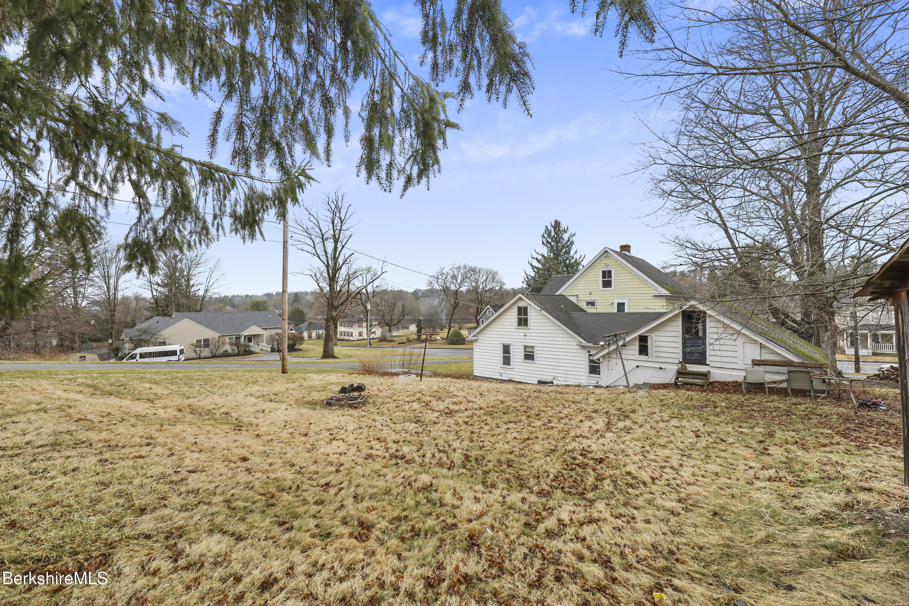 Lee, Massachusetts 01238, United States, 4 Bedrooms Bedrooms, ,2 BathroomsBathrooms,Residential,Pending,102086