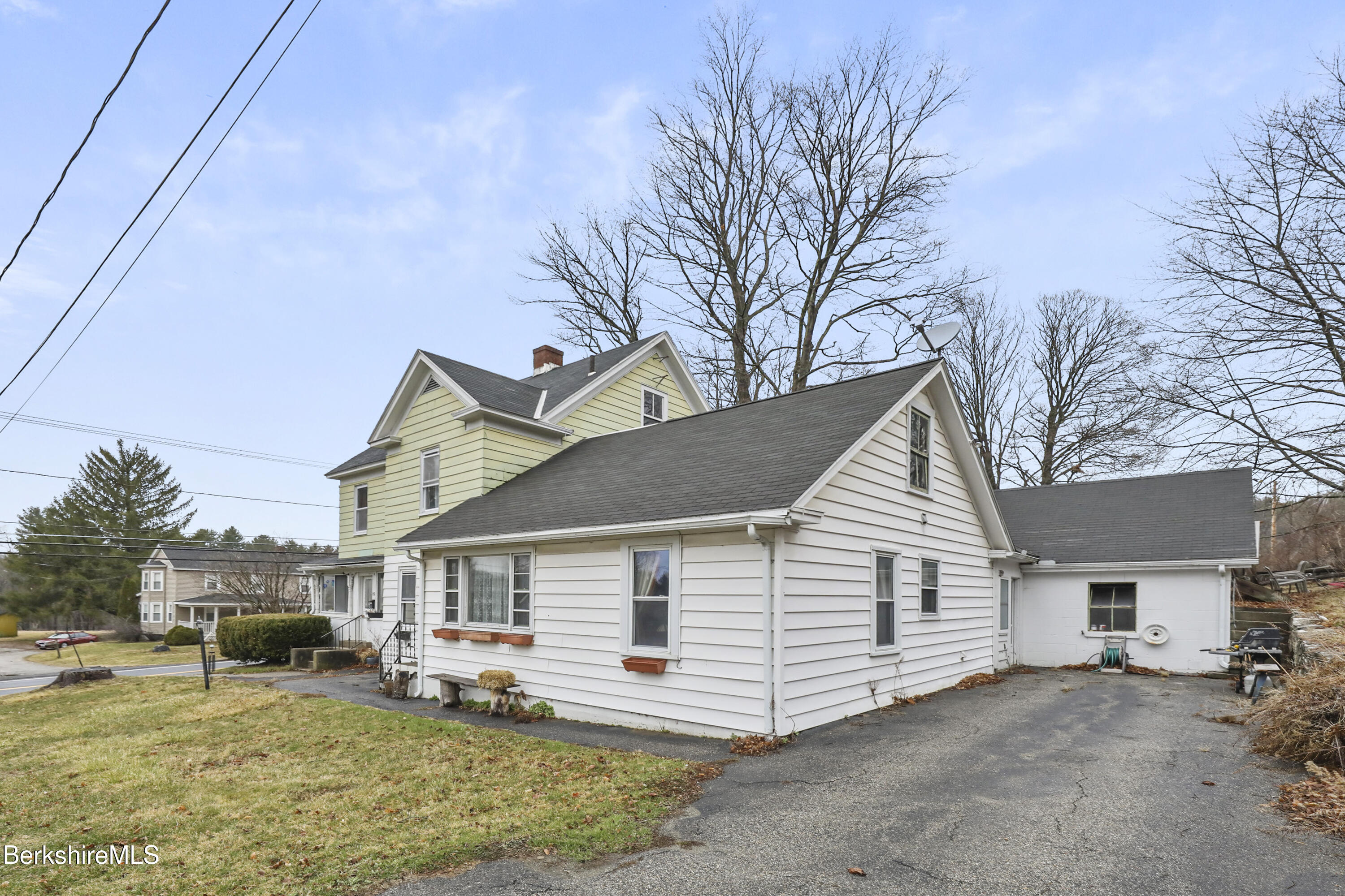 Lee, Massachusetts 01238, United States, 4 Bedrooms Bedrooms, ,2 BathroomsBathrooms,Residential,Pending,102086