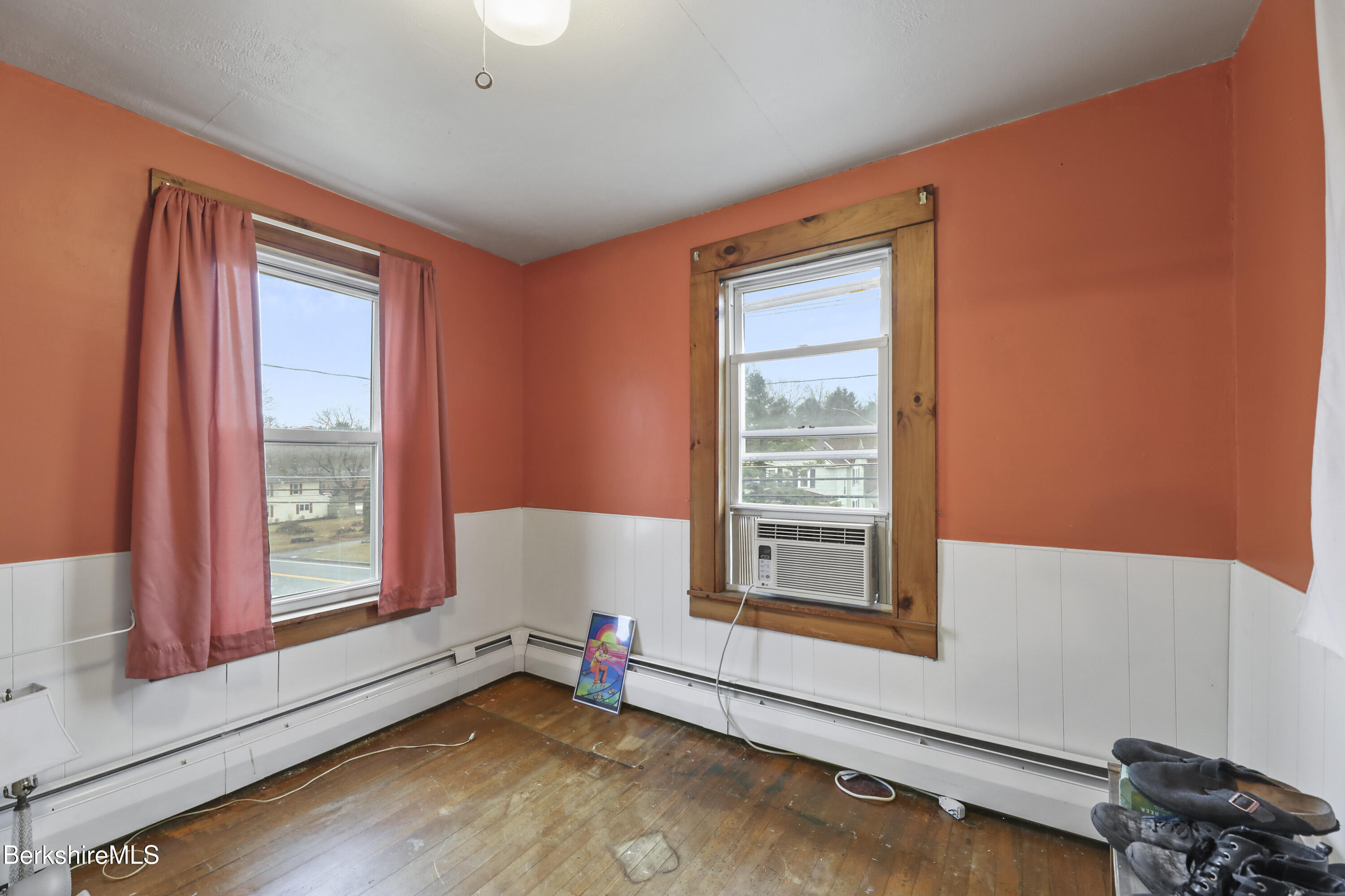 Lee, Massachusetts 01238, United States, 4 Bedrooms Bedrooms, ,2 BathroomsBathrooms,Residential,Pending,102086