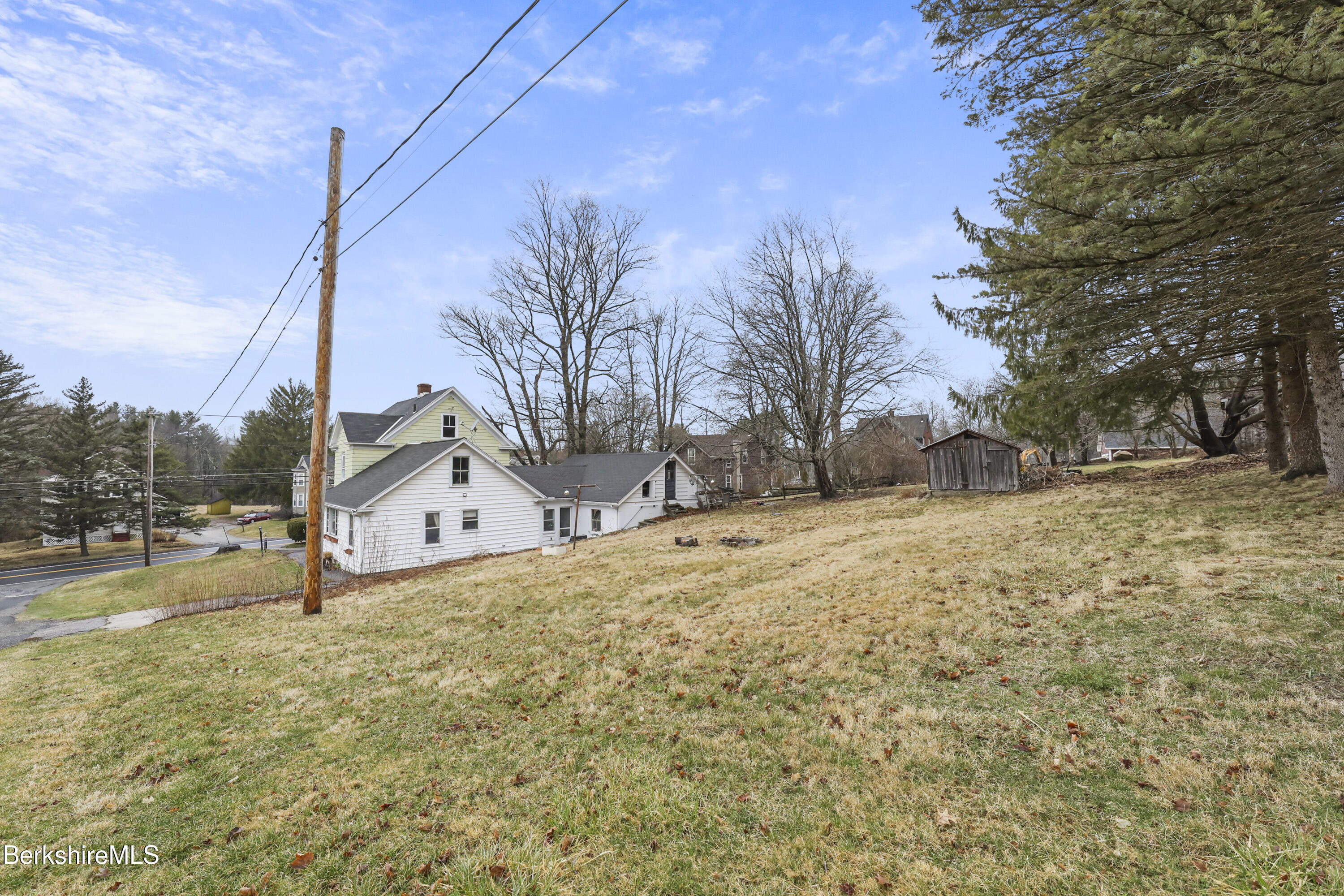 Lee, Massachusetts 01238, United States, 4 Bedrooms Bedrooms, ,2 BathroomsBathrooms,Residential,Pending,102086
