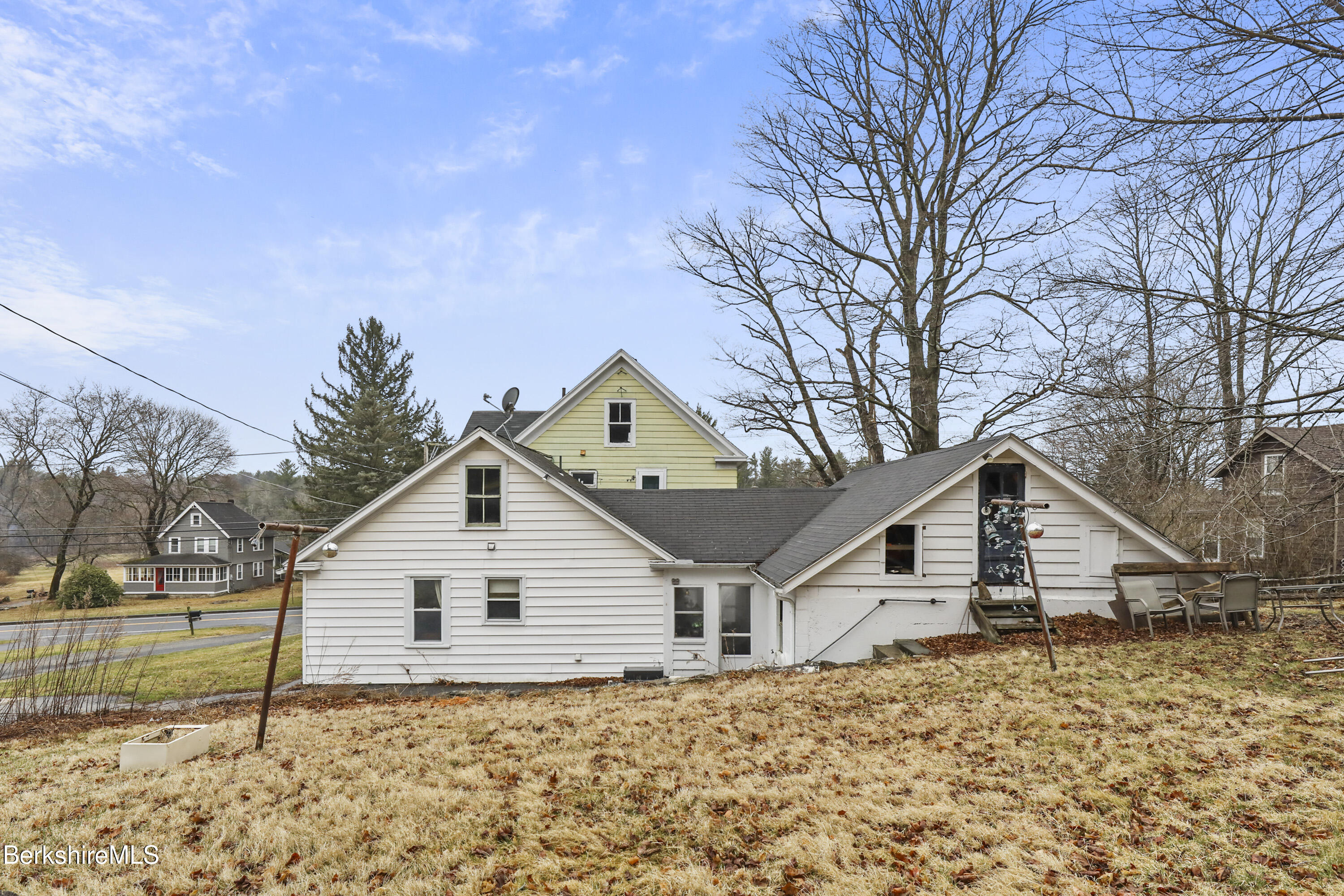 Lee, Massachusetts 01238, United States, 4 Bedrooms Bedrooms, ,2 BathroomsBathrooms,Residential,Pending,102086
