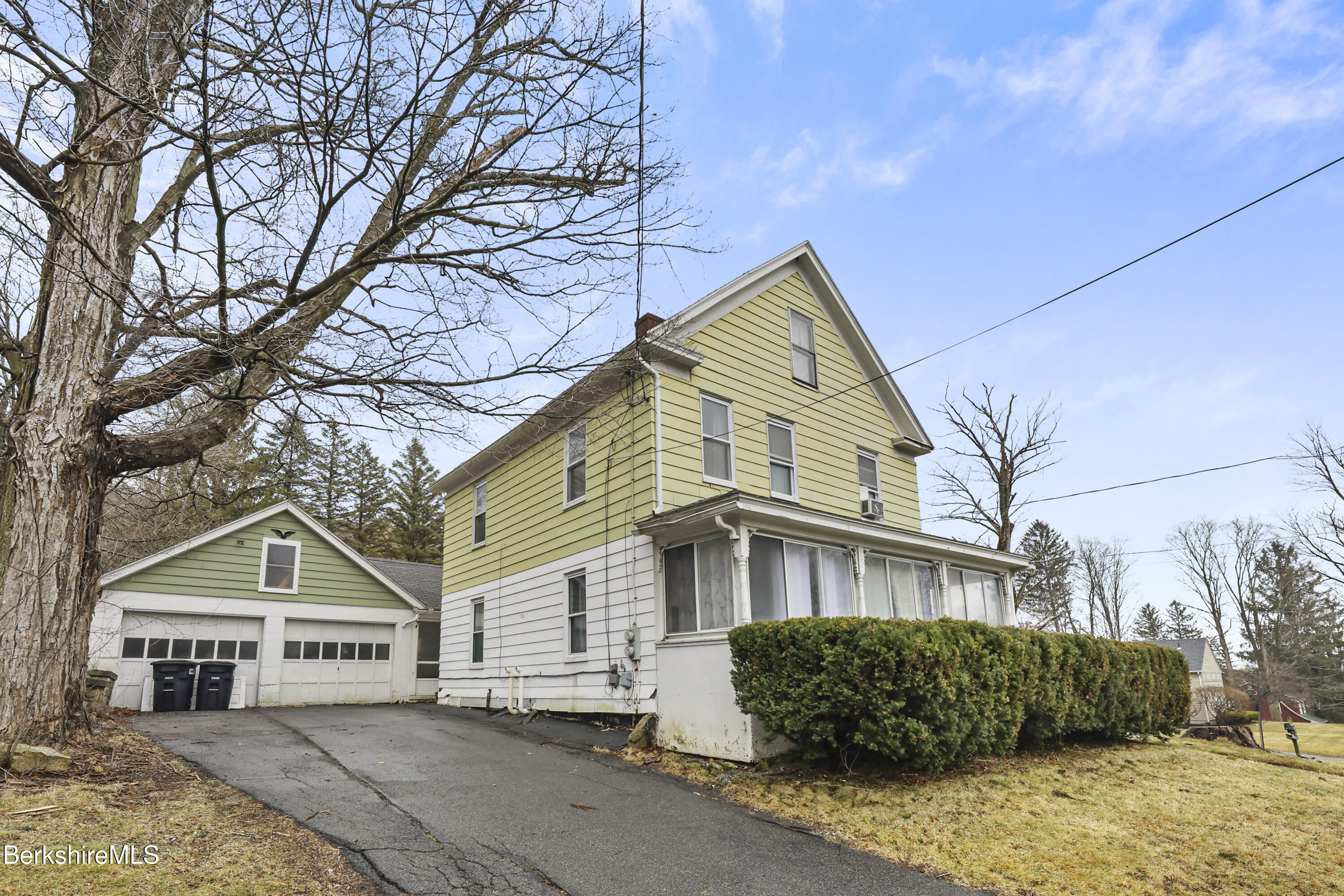 Lee, Massachusetts 01238, United States, 4 Bedrooms Bedrooms, ,2 BathroomsBathrooms,Residential,Pending,102086
