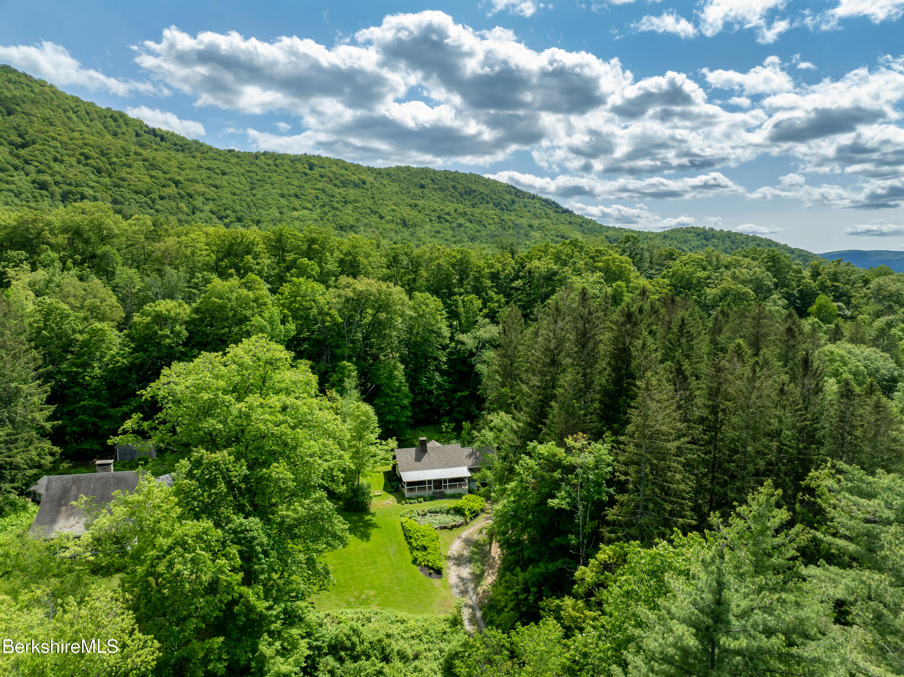 411 Bressett Rd, Williamstown, Massachusetts image 2