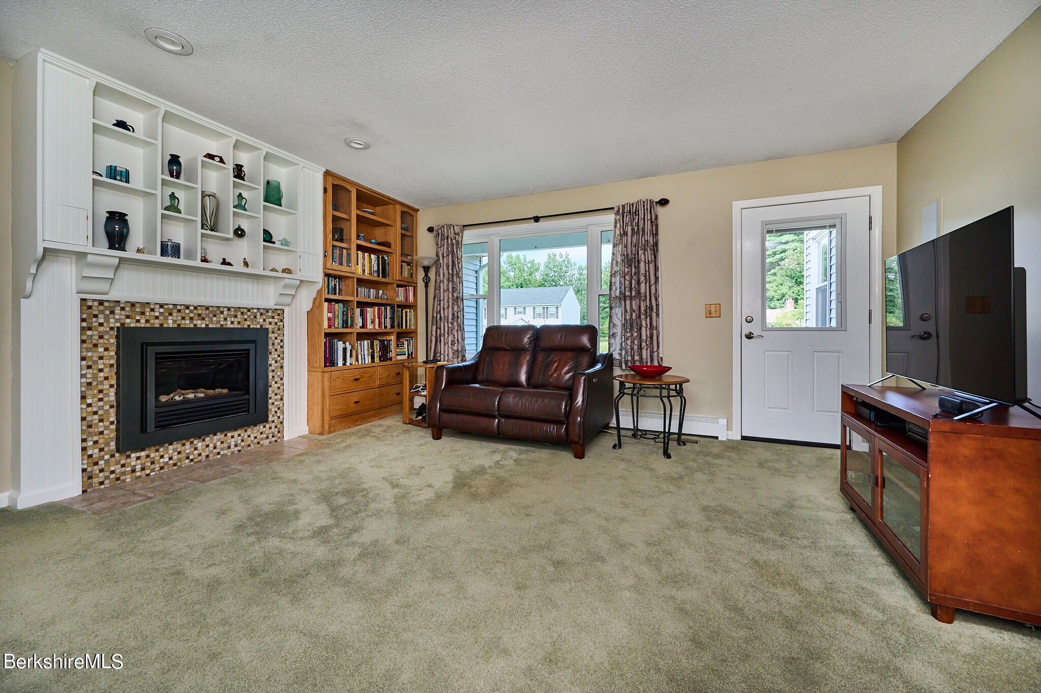 8 Hemlock Dr, Holyoke, Massachusetts image 3