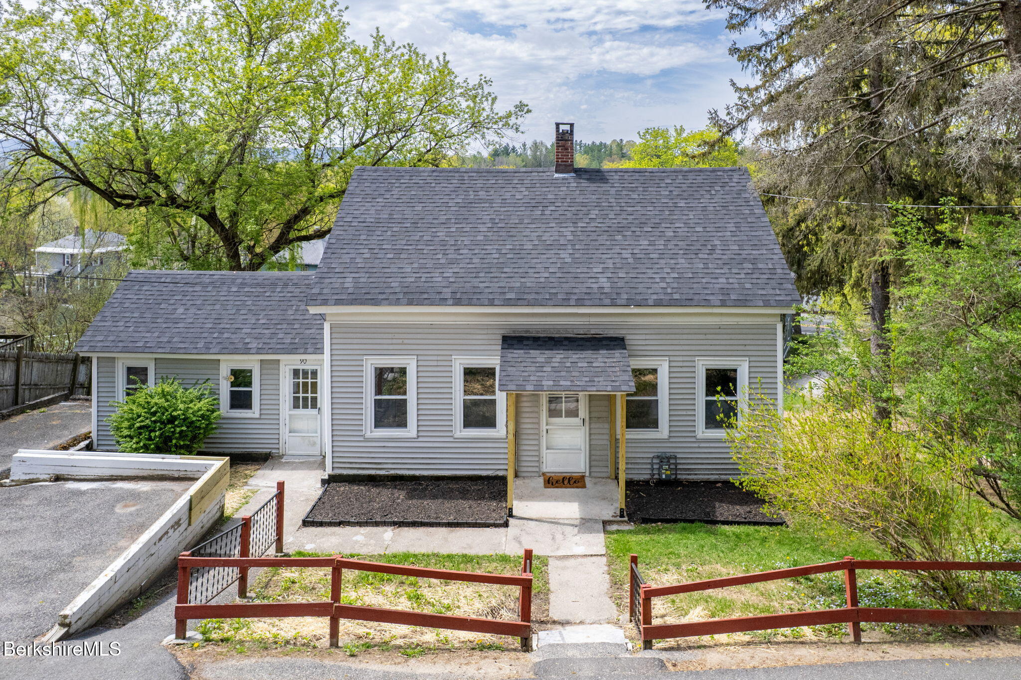 90 Maple St, Lee, Massachusetts image 2