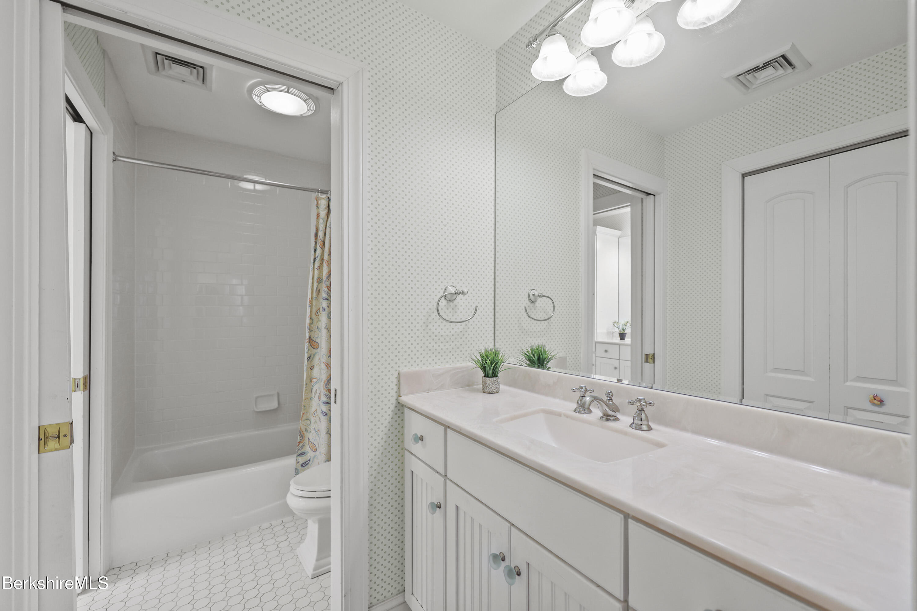 Pittsfield, Massachusetts 01201, United States, 5 Bedrooms Bedrooms, ,5 BathroomsBathrooms,Residential,Active,248806