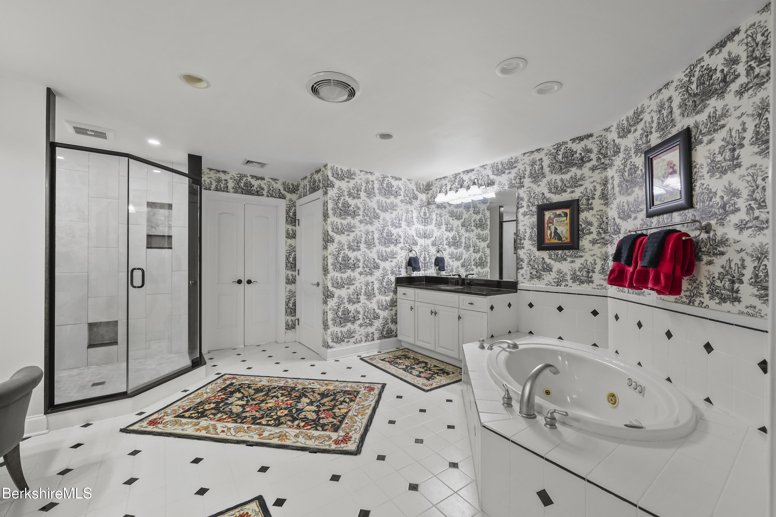 Pittsfield, Massachusetts 01201, United States, 5 Bedrooms Bedrooms, ,5 BathroomsBathrooms,Residential,Active,248806