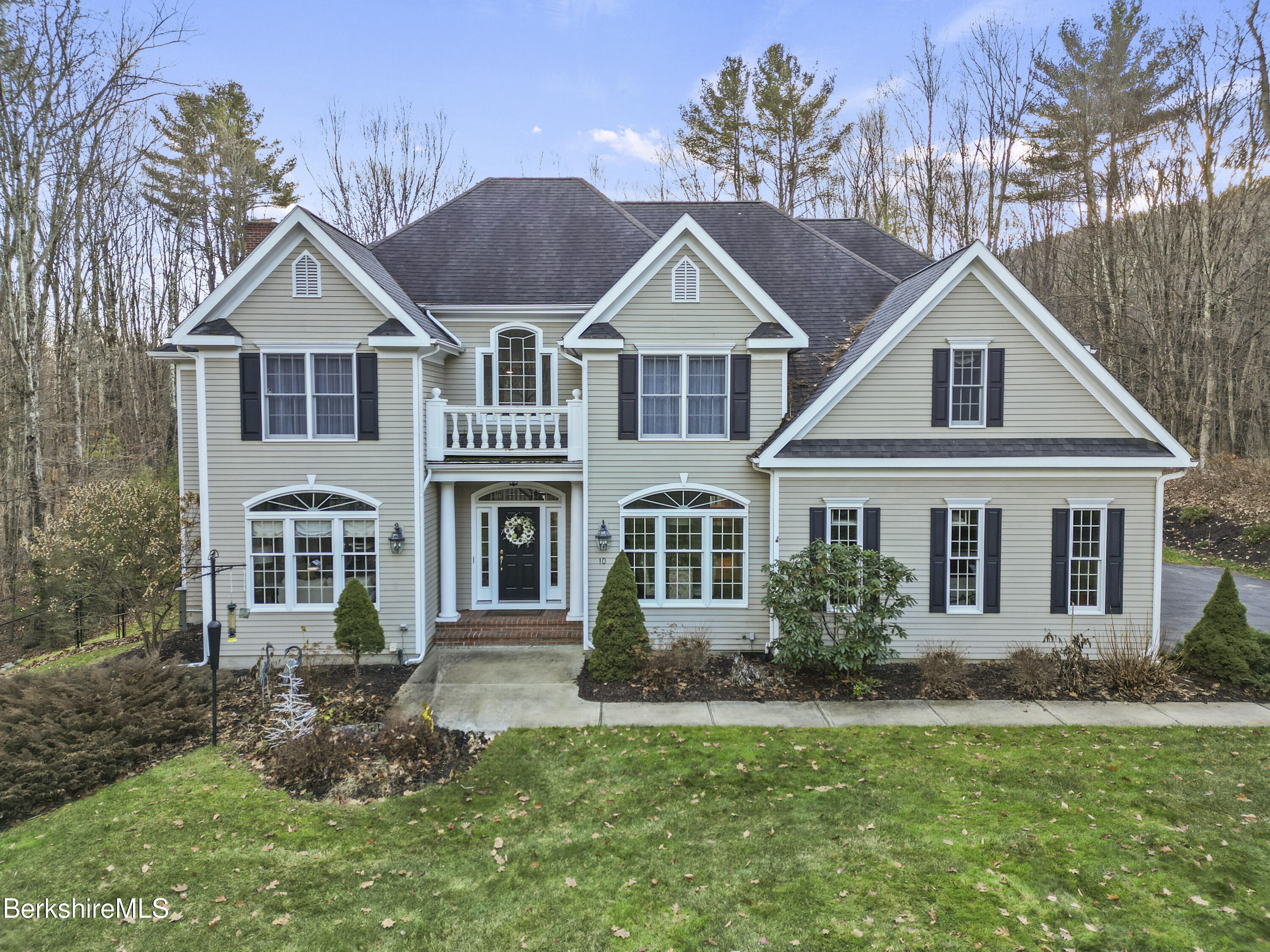 Pittsfield, Massachusetts 01201, United States, 5 Bedrooms Bedrooms, ,5 BathroomsBathrooms,Residential,Active,248806