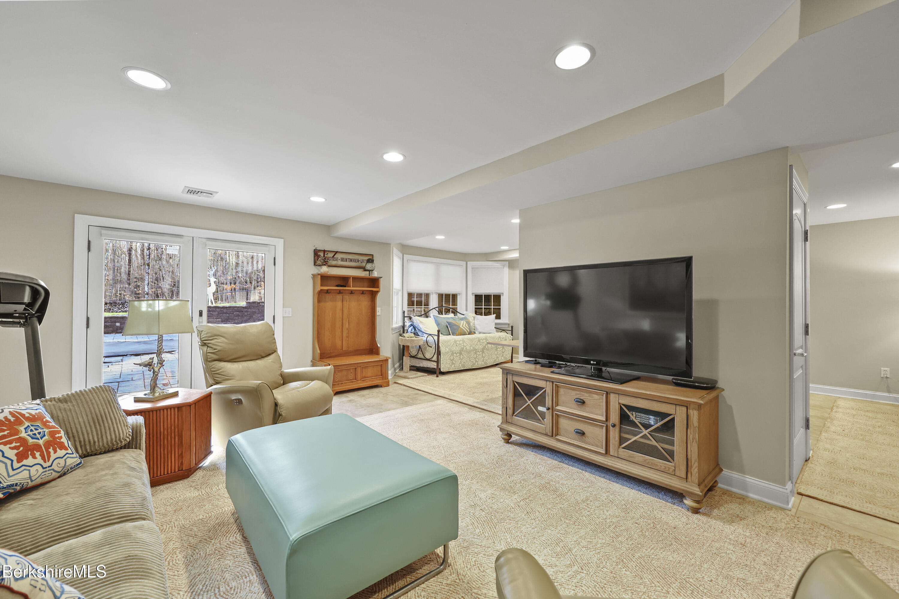 Pittsfield, Massachusetts 01201, United States, 5 Bedrooms Bedrooms, ,5 BathroomsBathrooms,Residential,Active,248806