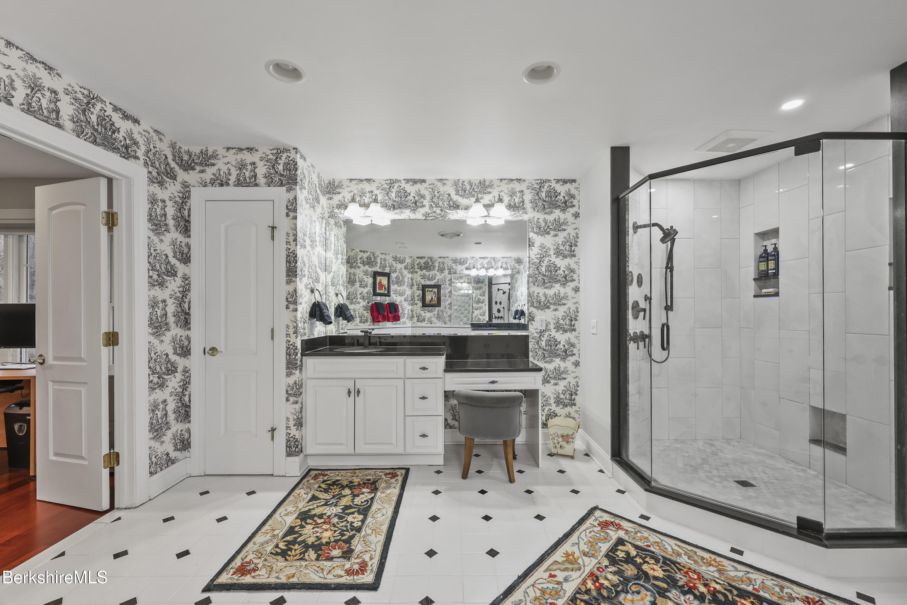 Pittsfield, Massachusetts 01201, United States, 5 Bedrooms Bedrooms, ,5 BathroomsBathrooms,Residential,Active,248806