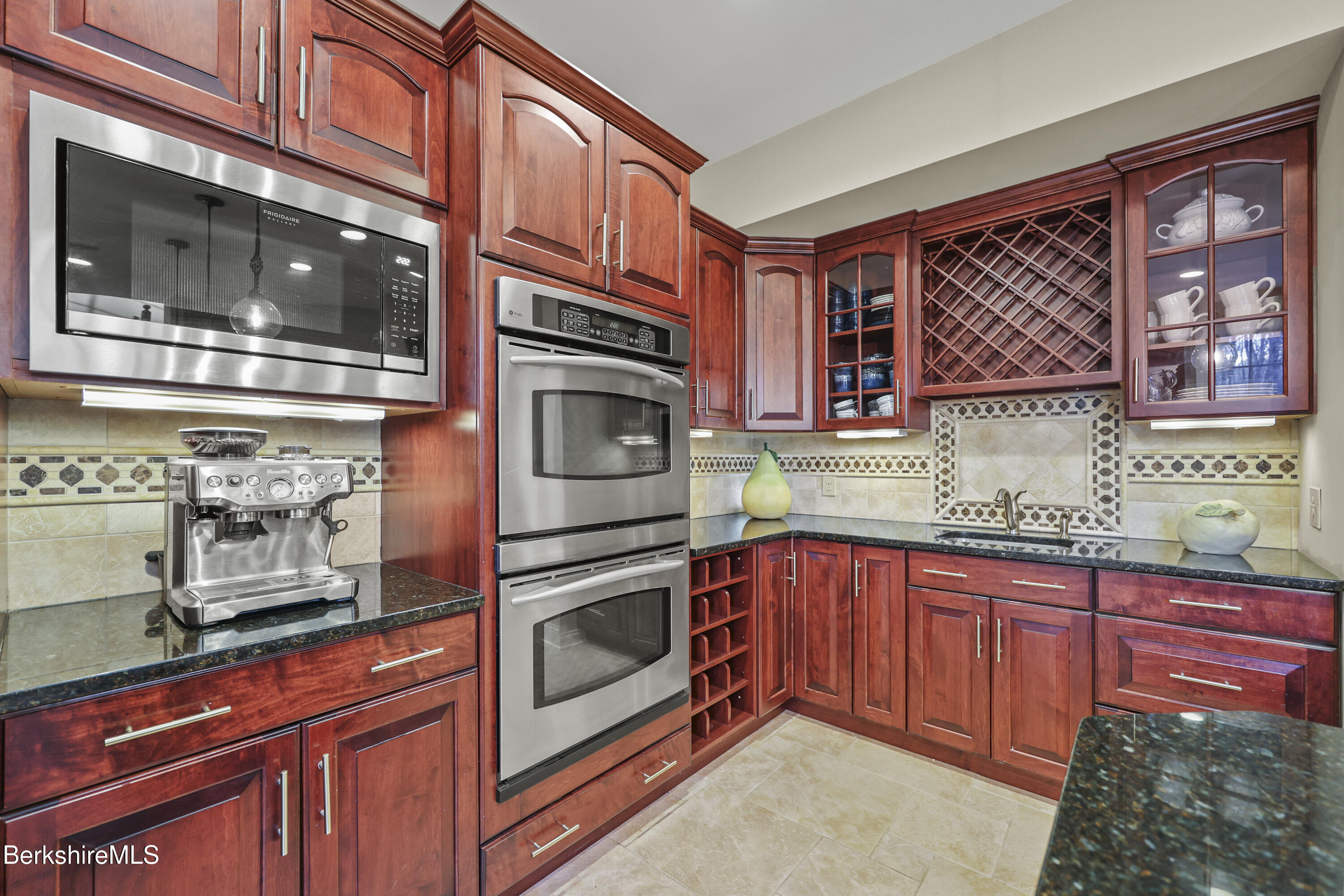 Pittsfield, Massachusetts 01201, United States, 5 Bedrooms Bedrooms, ,5 BathroomsBathrooms,Residential,Active,248806