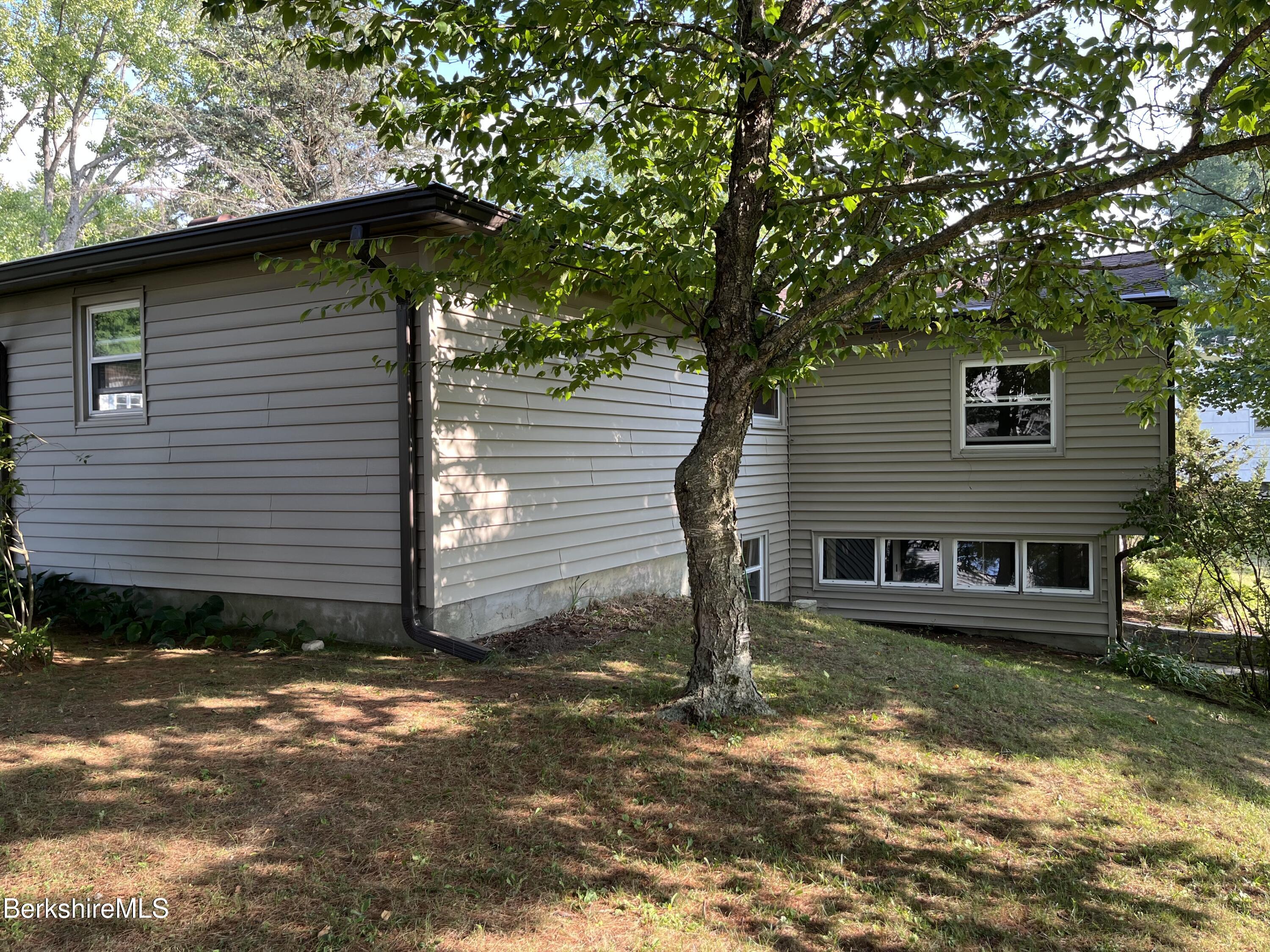 Pittsfield, Massachusetts 01201, United States, 4 Bedrooms Bedrooms, ,2 BathroomsBathrooms,Residential,Active,191155