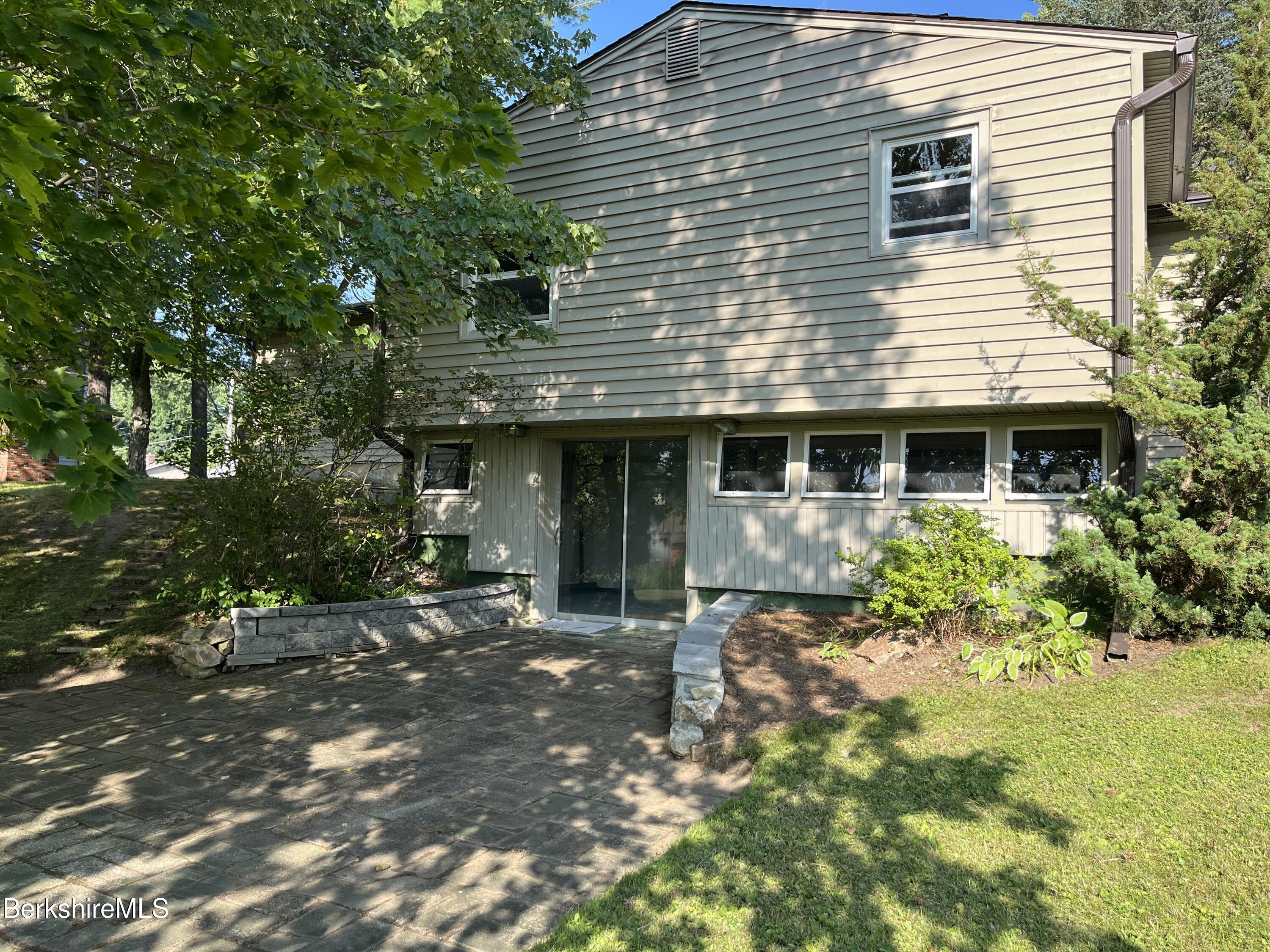 Pittsfield, Massachusetts 01201, United States, 4 Bedrooms Bedrooms, ,2 BathroomsBathrooms,Residential,Active,191155