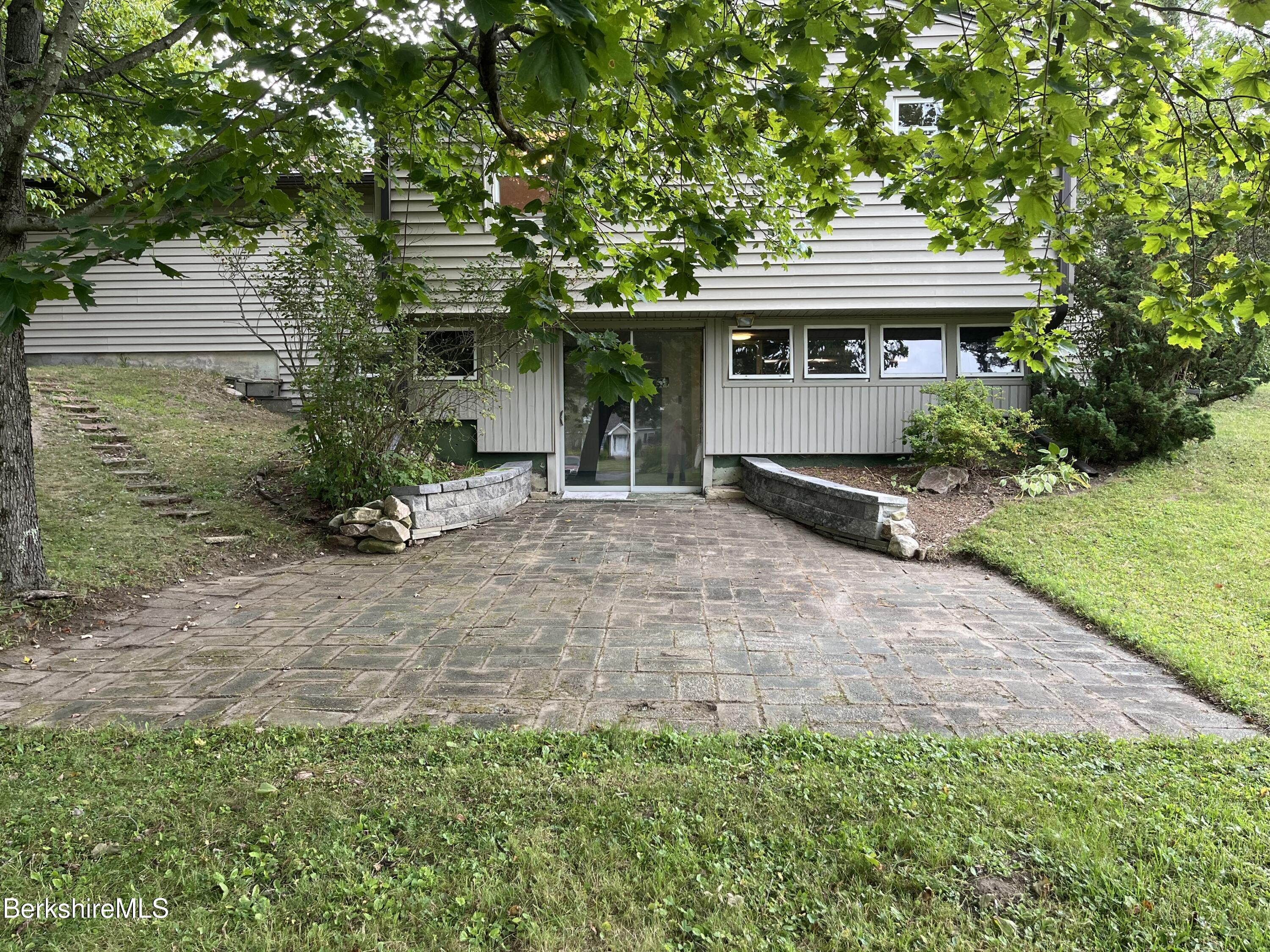 Pittsfield, Massachusetts 01201, United States, 4 Bedrooms Bedrooms, ,2 BathroomsBathrooms,Residential,Active,191155