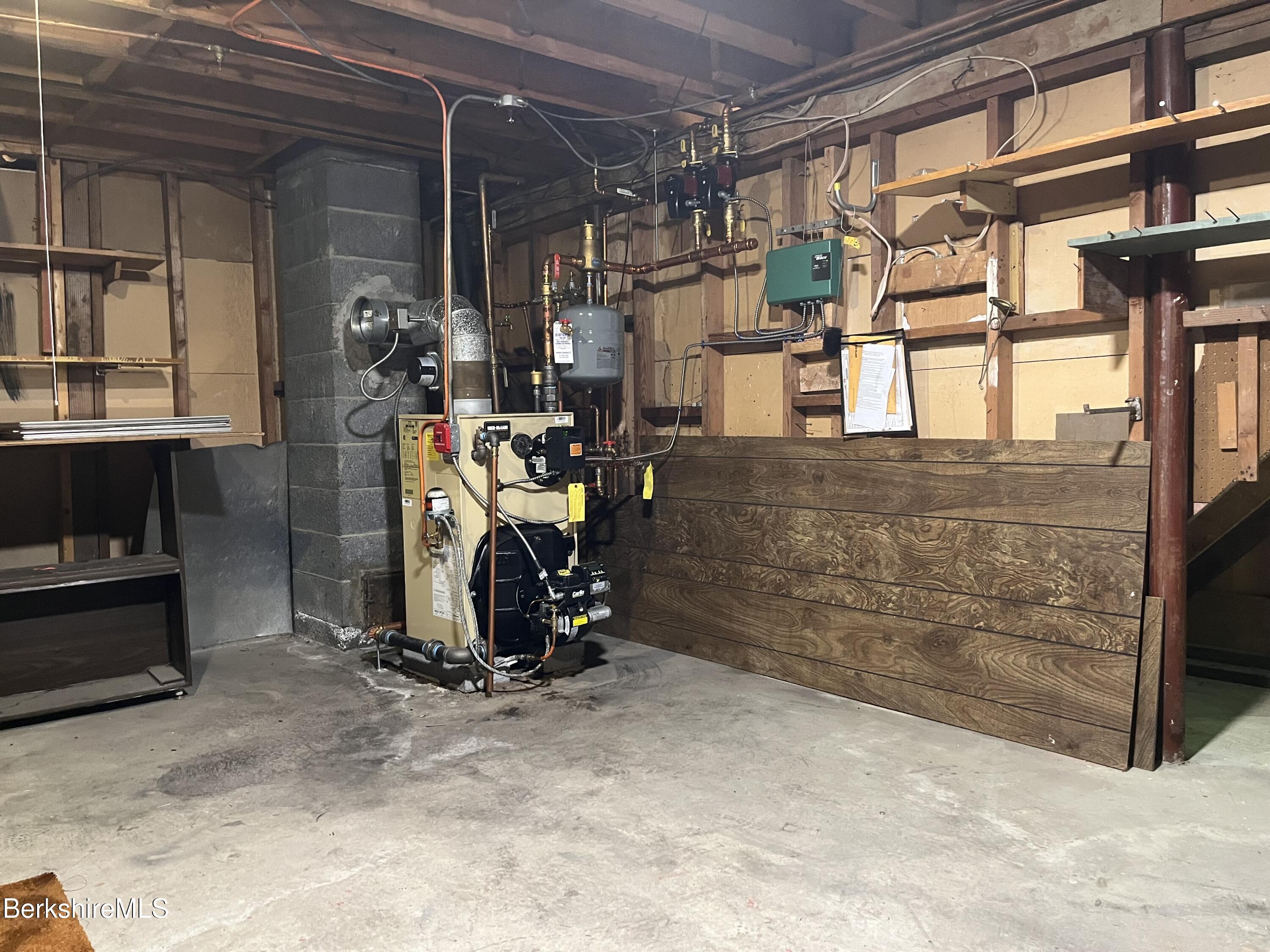 Pittsfield, Massachusetts 01201, United States, 4 Bedrooms Bedrooms, ,2 BathroomsBathrooms,Residential,Active,191155