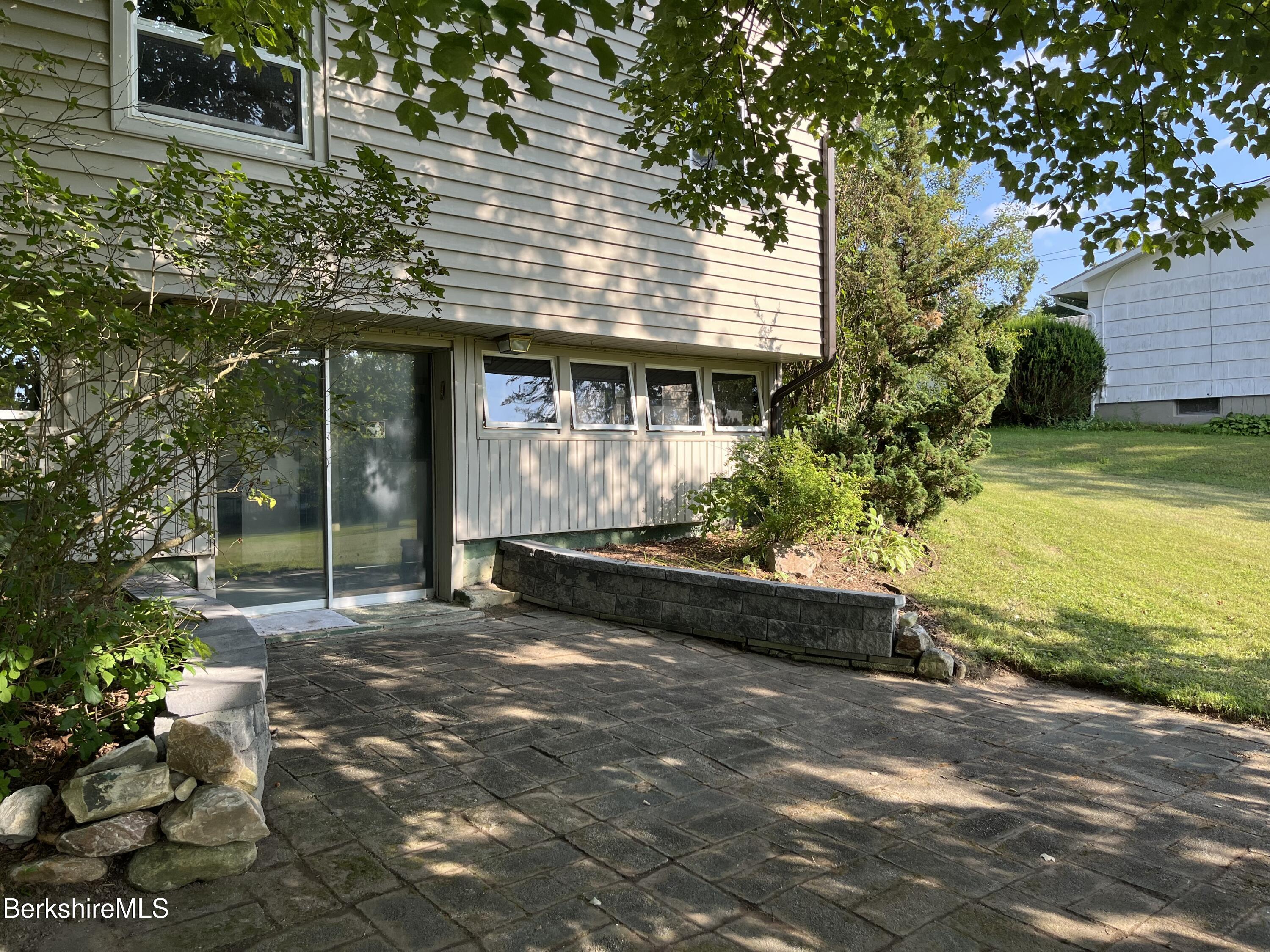 Pittsfield, Massachusetts 01201, United States, 4 Bedrooms Bedrooms, ,2 BathroomsBathrooms,Residential,Active,191155