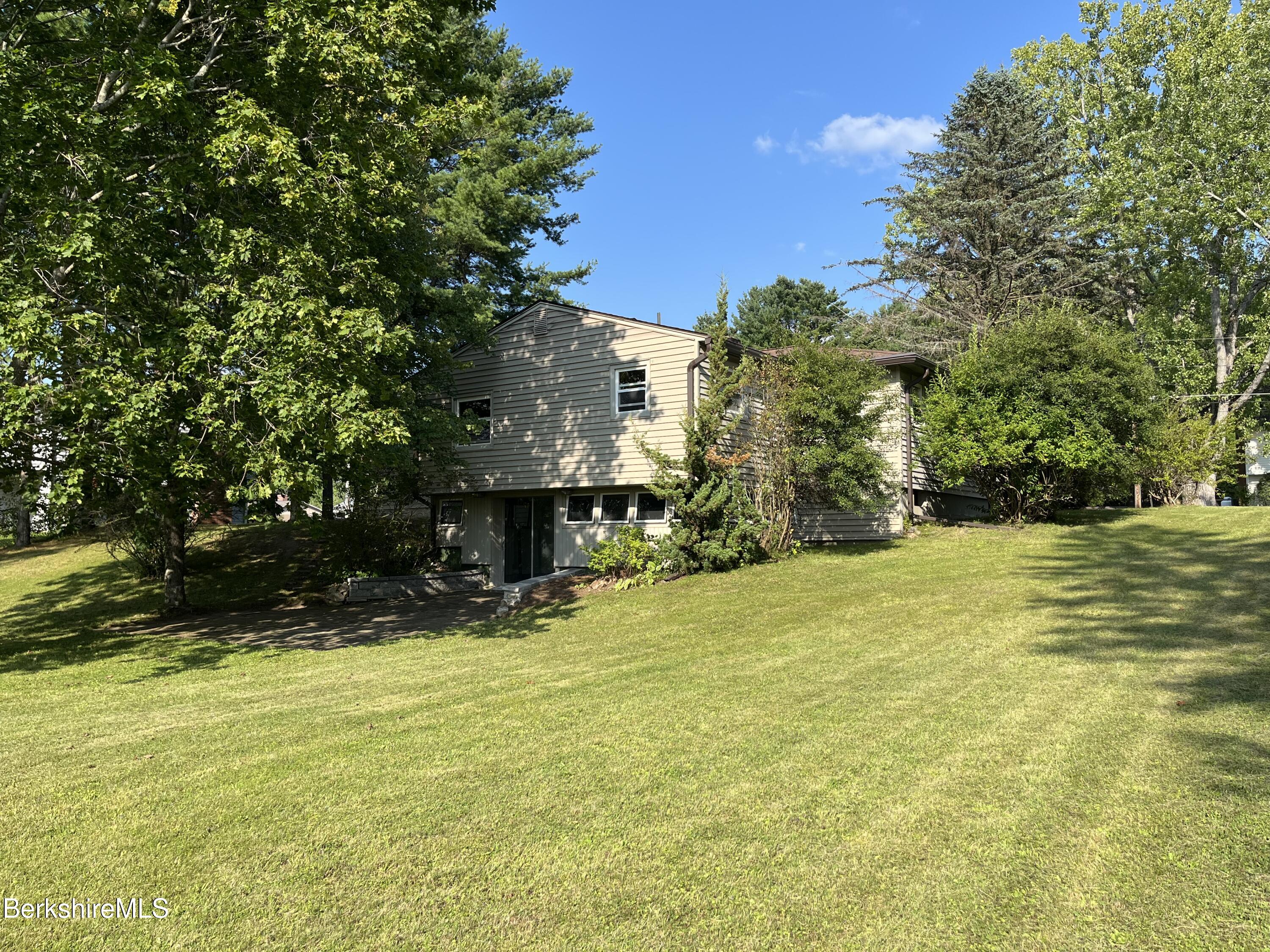 Pittsfield, Massachusetts 01201, United States, 4 Bedrooms Bedrooms, ,2 BathroomsBathrooms,Residential,Active,191155