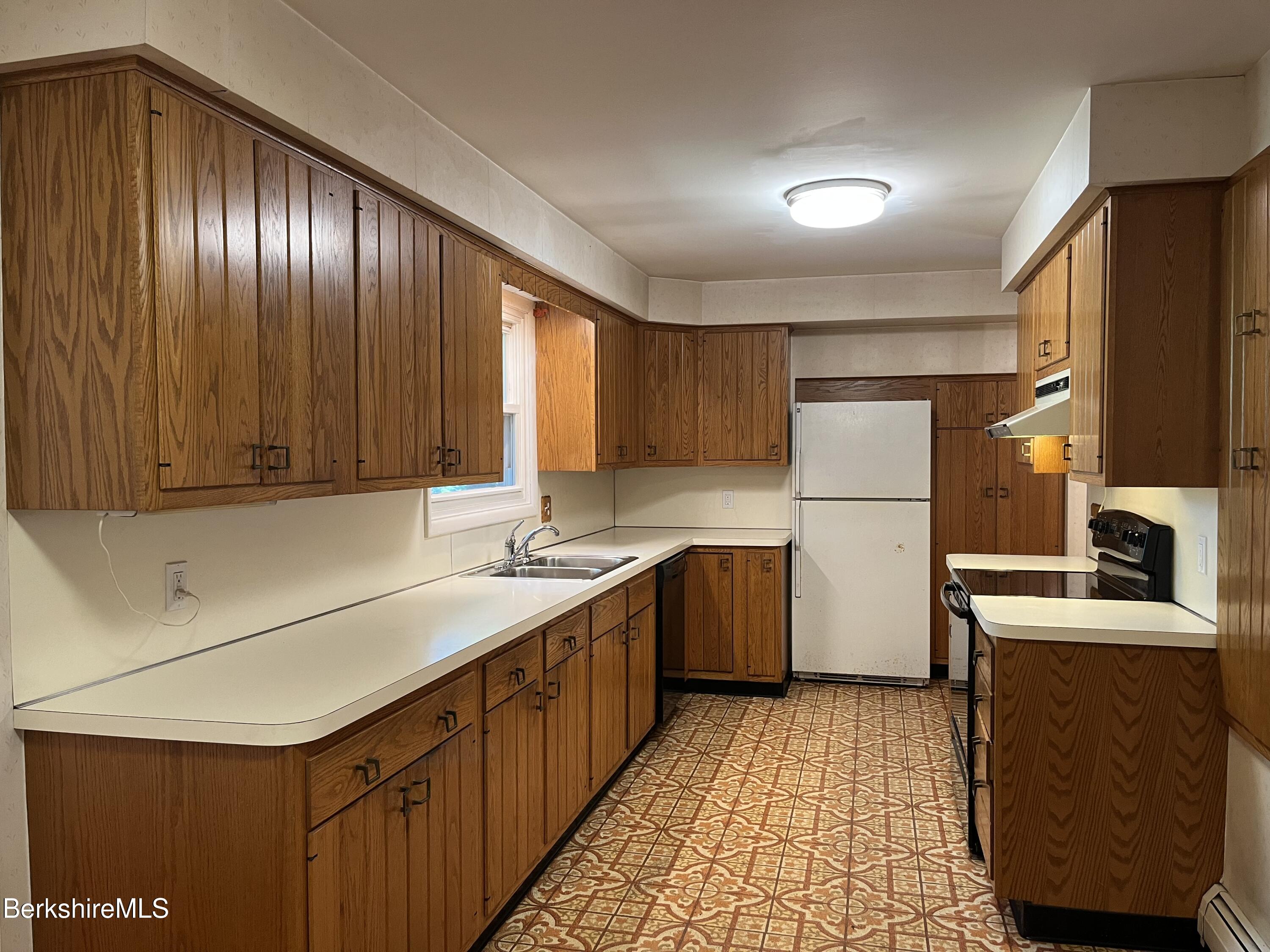 Pittsfield, Massachusetts 01201, United States, 4 Bedrooms Bedrooms, ,2 BathroomsBathrooms,Residential,Active,191155