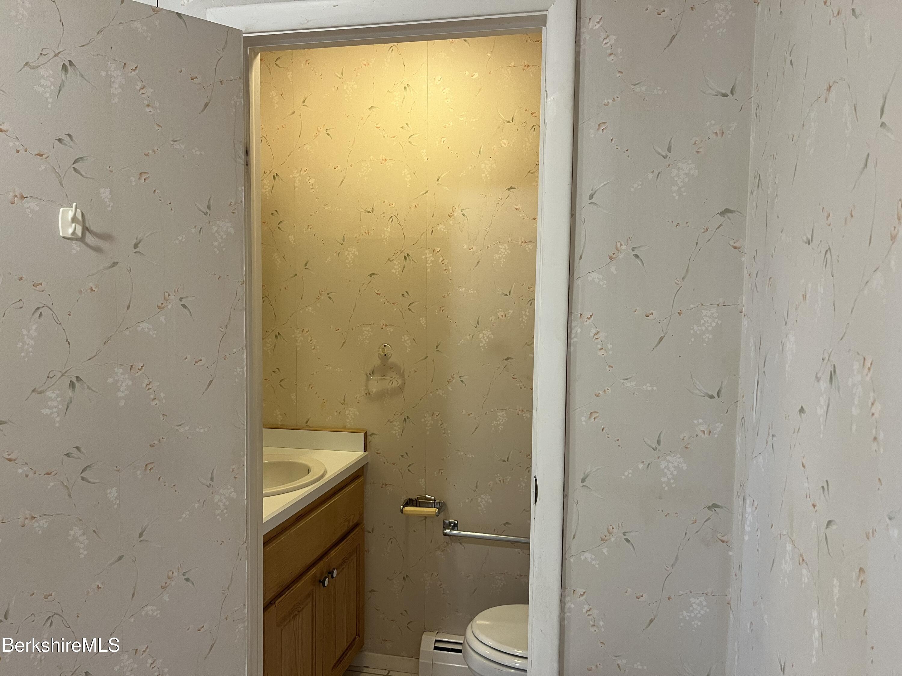 Pittsfield, Massachusetts 01201, United States, 4 Bedrooms Bedrooms, ,2 BathroomsBathrooms,Residential,Active,191155