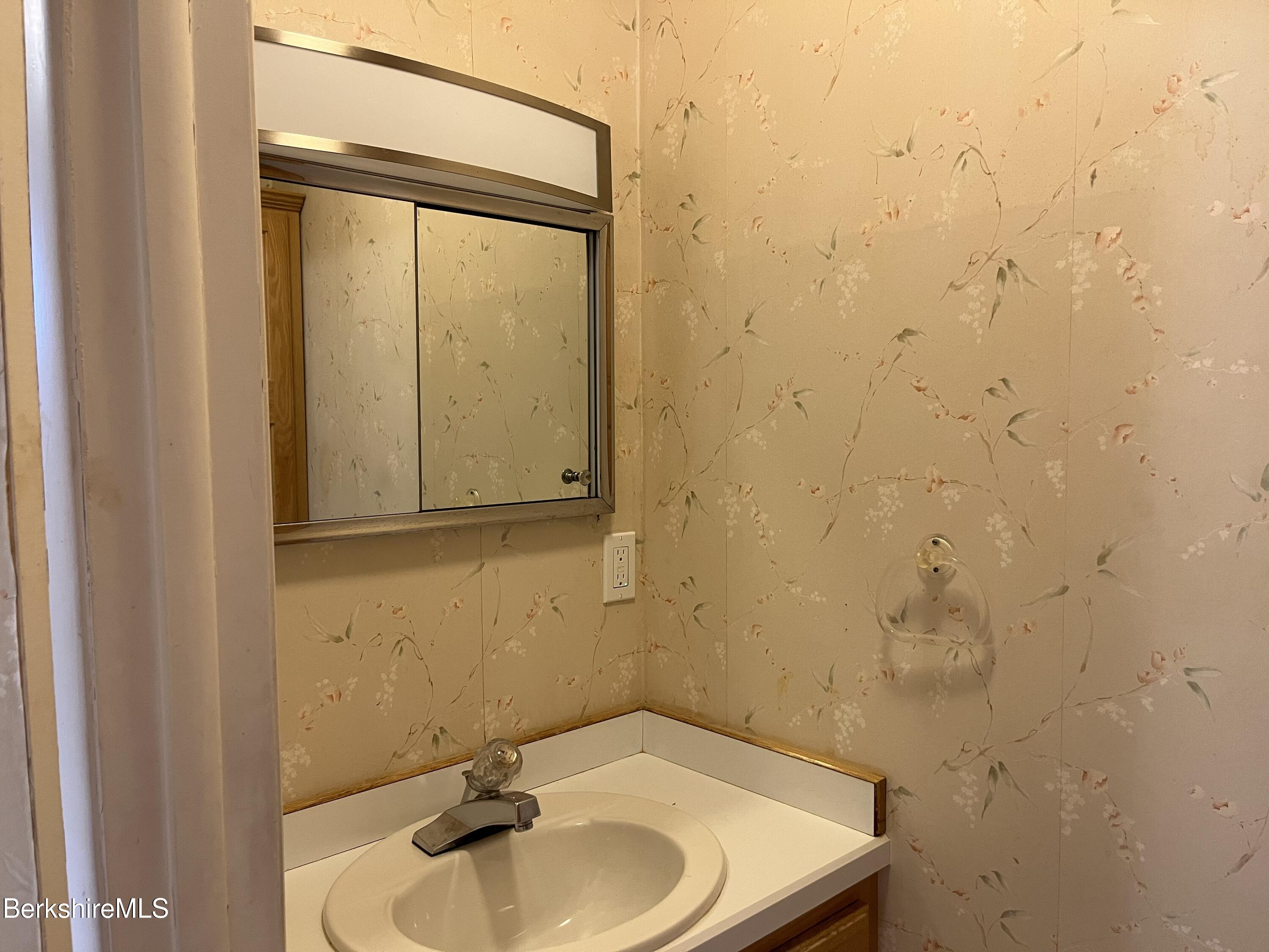 Pittsfield, Massachusetts 01201, United States, 4 Bedrooms Bedrooms, ,2 BathroomsBathrooms,Residential,Active,191155