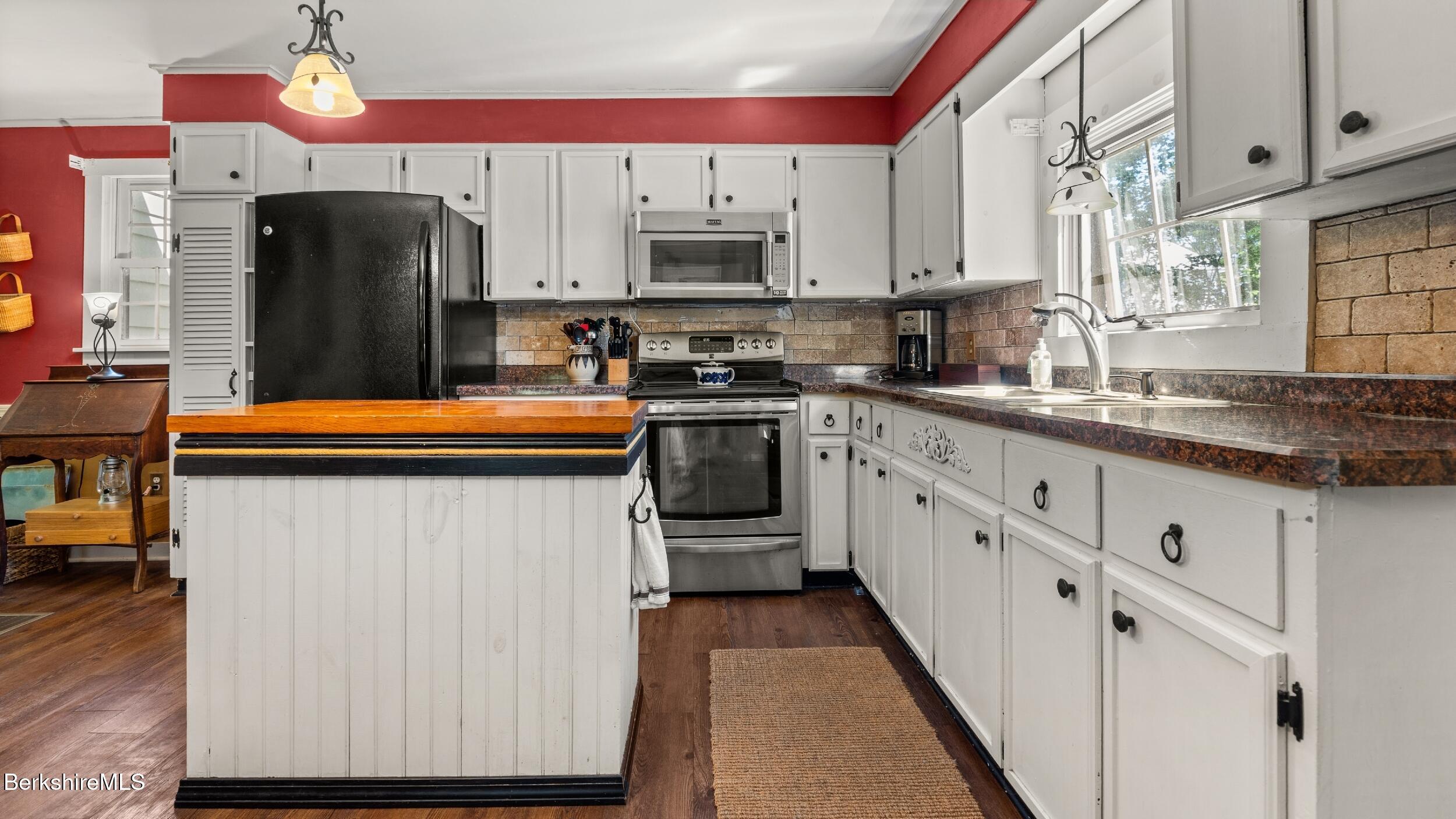 204 Cottage St, Great Barrington, Massachusetts image 8