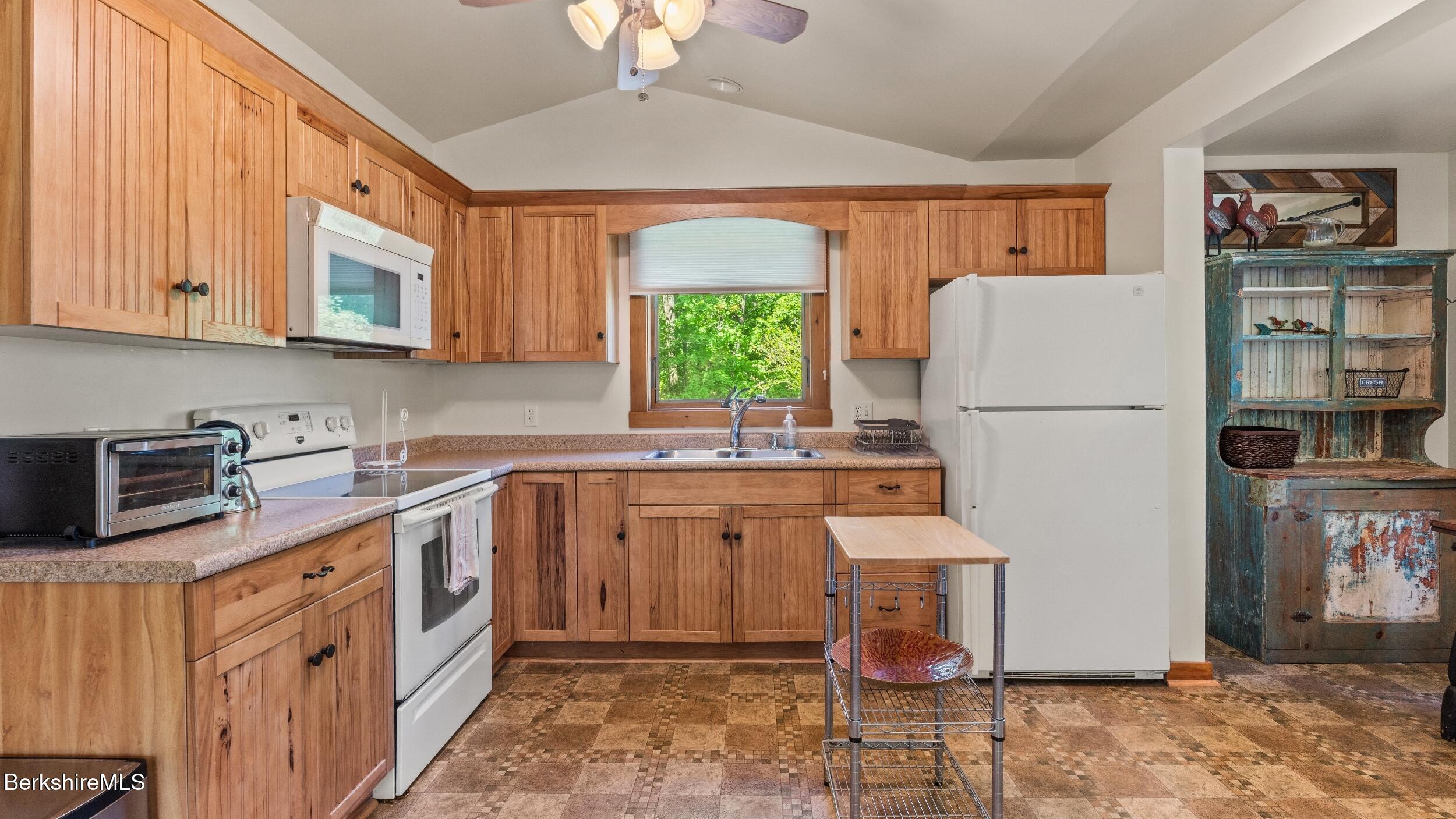 204 Cottage St, Great Barrington, Massachusetts image 30